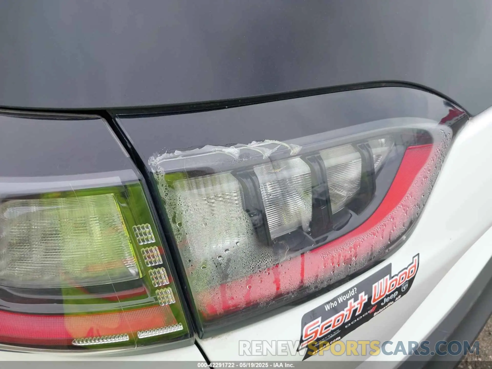 18 Photograph of a damaged car 1C4PJLCB8KD145129 JEEP CHEROKEE 2019