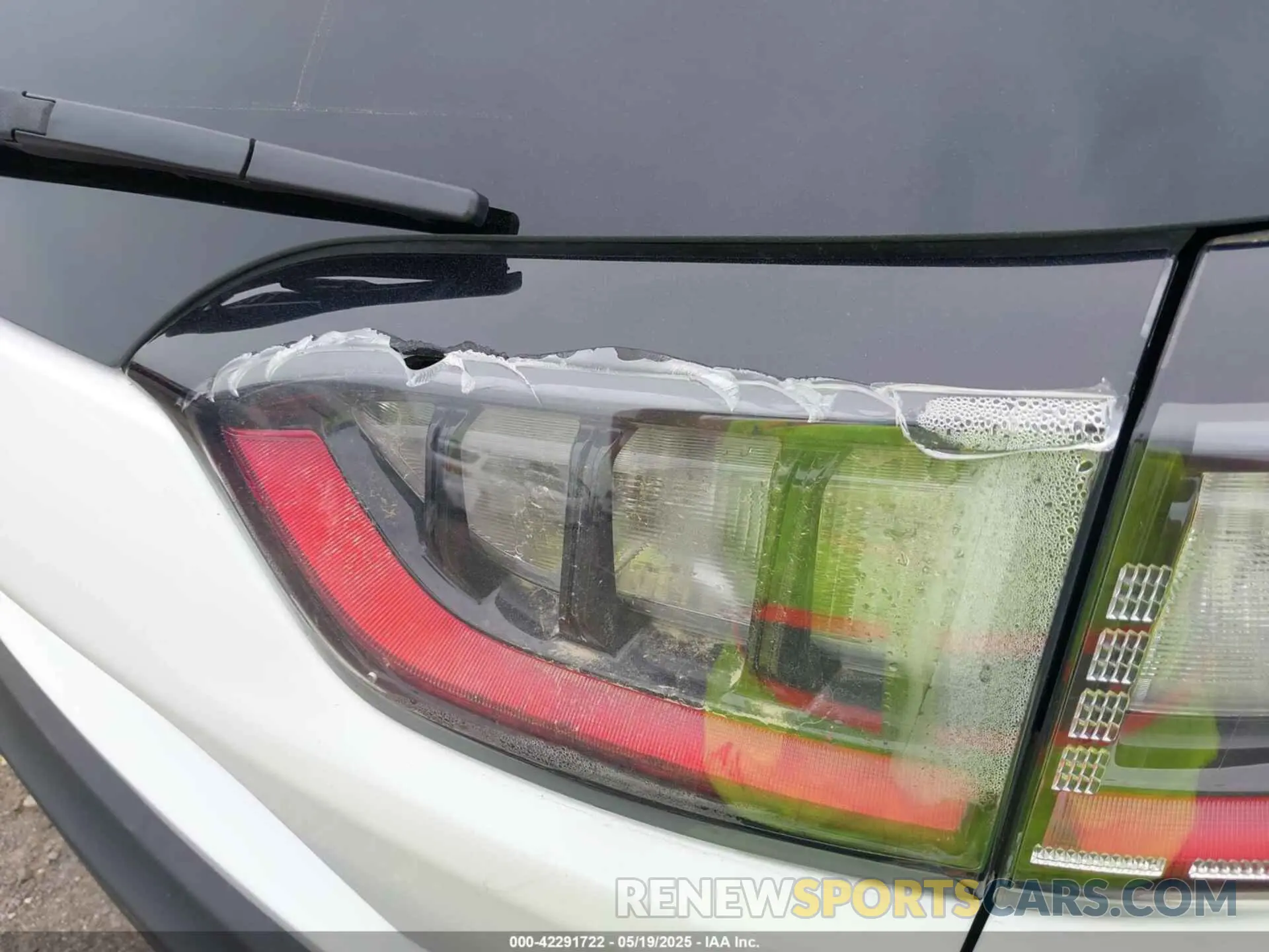 19 Photograph of a damaged car 1C4PJLCB8KD145129 JEEP CHEROKEE 2019