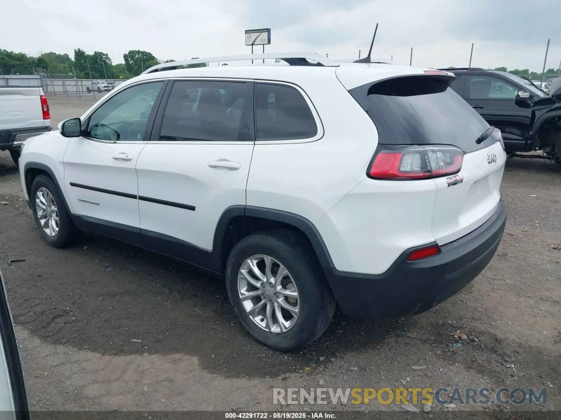 3 Photograph of a damaged car 1C4PJLCB8KD145129 JEEP CHEROKEE 2019