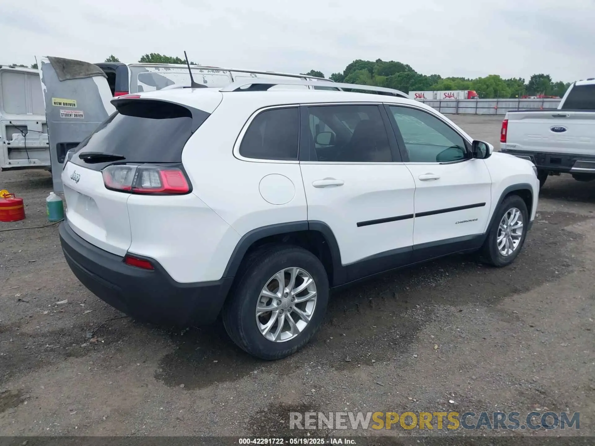 4 Photograph of a damaged car 1C4PJLCB8KD145129 JEEP CHEROKEE 2019