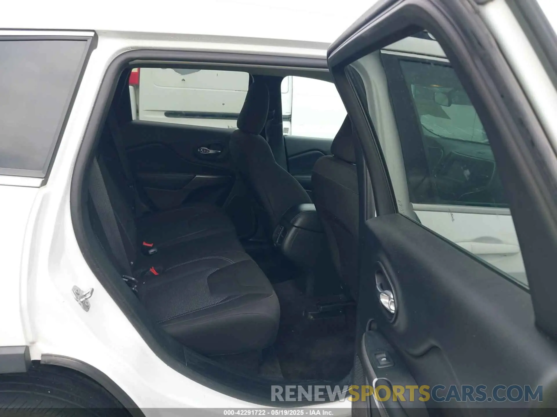 8 Photograph of a damaged car 1C4PJLCB8KD145129 JEEP CHEROKEE 2019