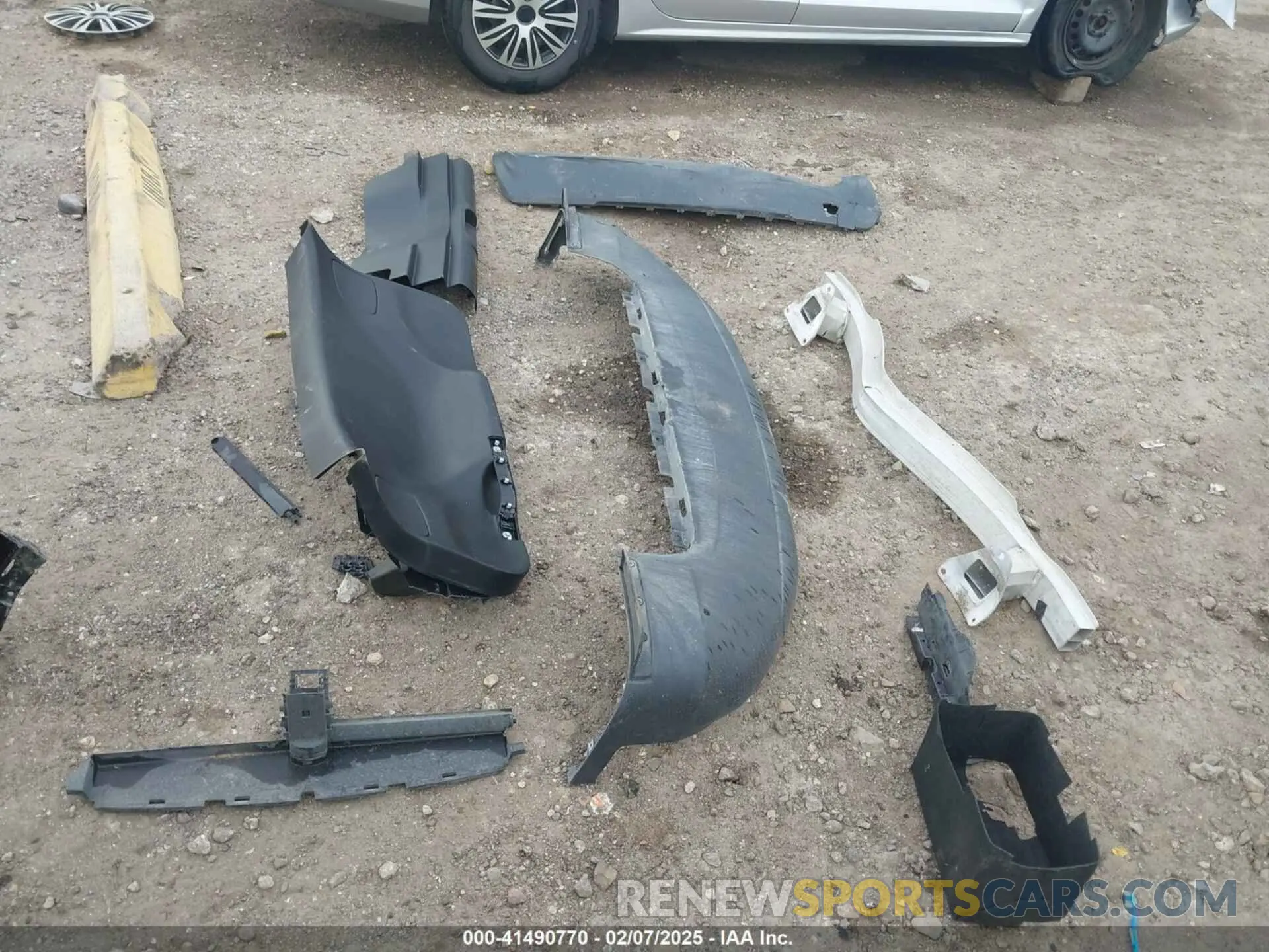 17 Photograph of a damaged car 1C4PJLCB8KD147771 JEEP CHEROKEE 2019