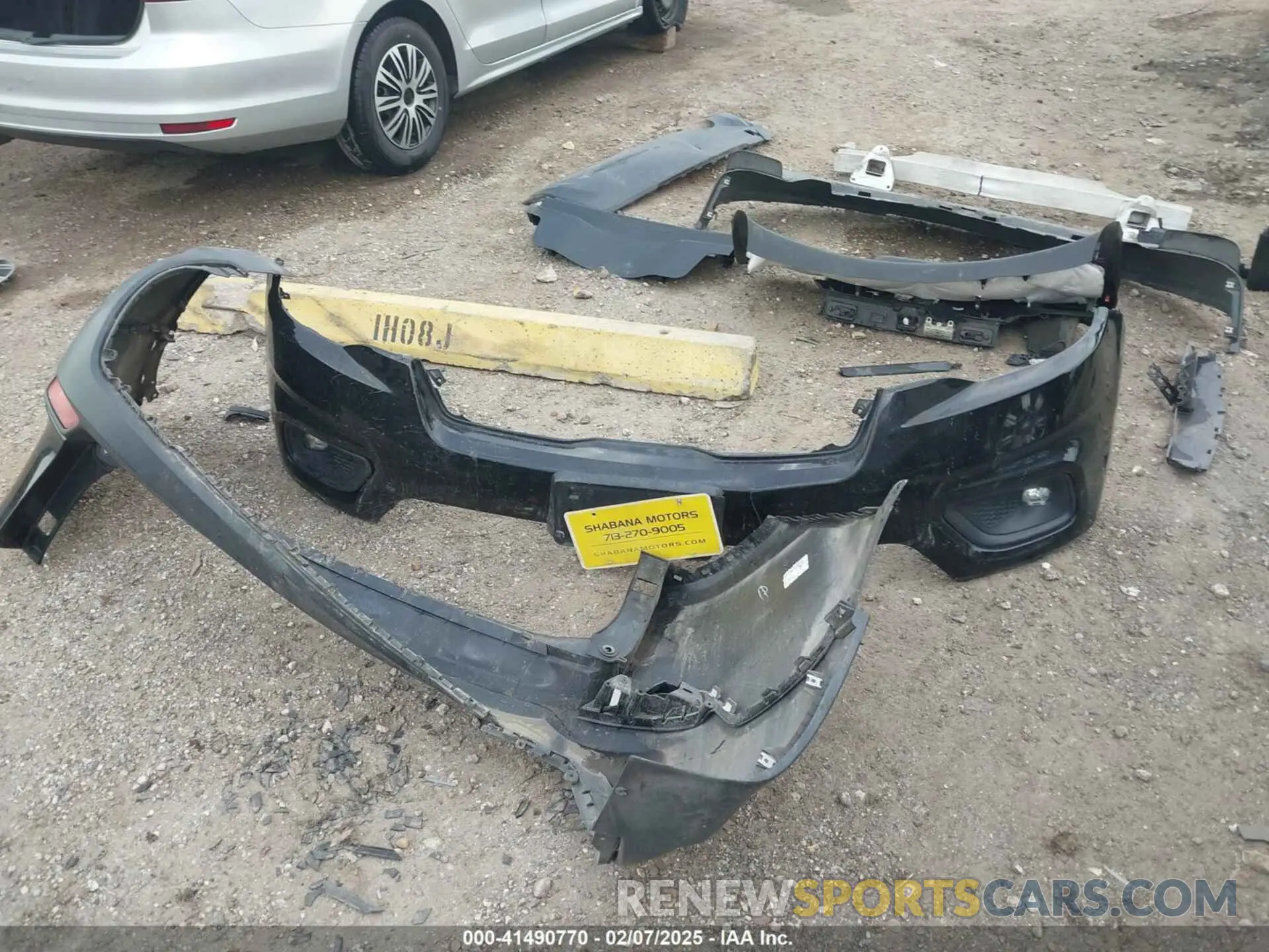 18 Photograph of a damaged car 1C4PJLCB8KD147771 JEEP CHEROKEE 2019