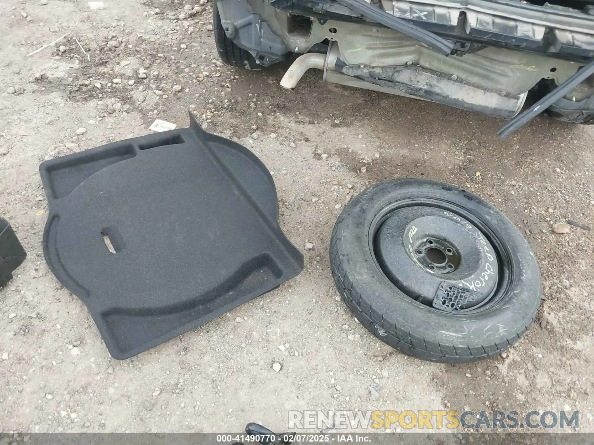 19 Photograph of a damaged car 1C4PJLCB8KD147771 JEEP CHEROKEE 2019