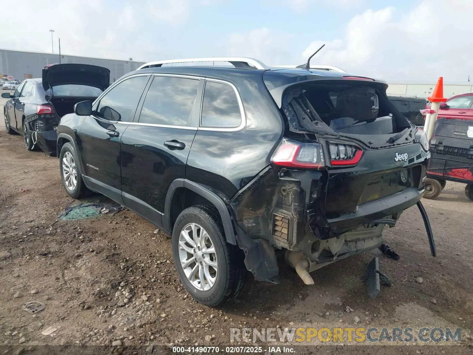 3 Photograph of a damaged car 1C4PJLCB8KD147771 JEEP CHEROKEE 2019