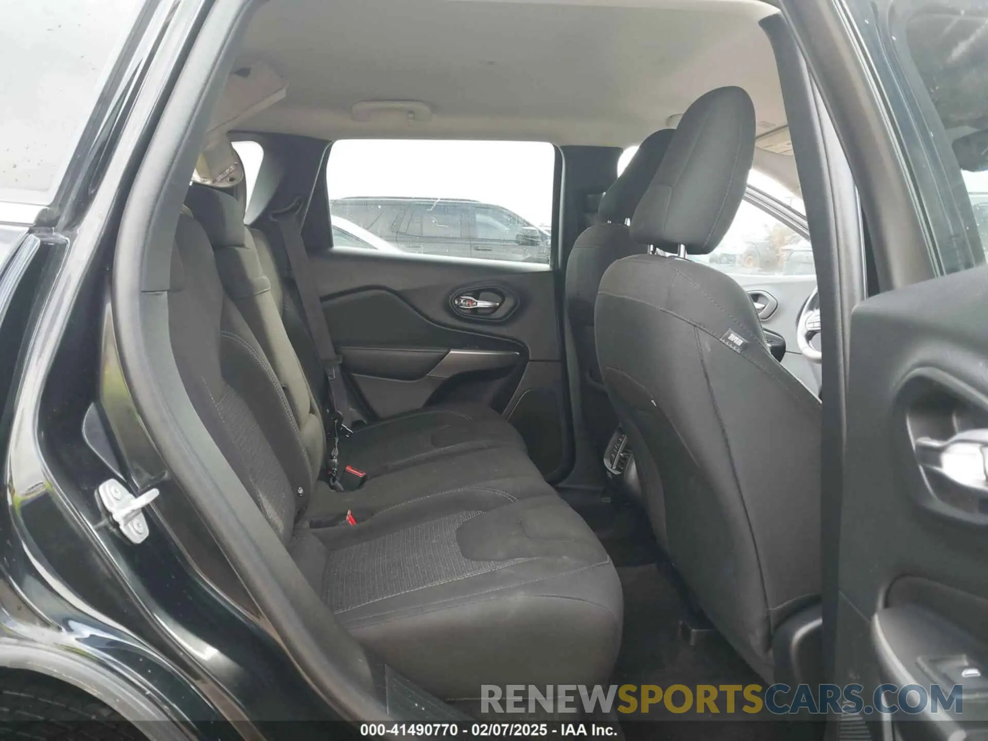8 Photograph of a damaged car 1C4PJLCB8KD147771 JEEP CHEROKEE 2019