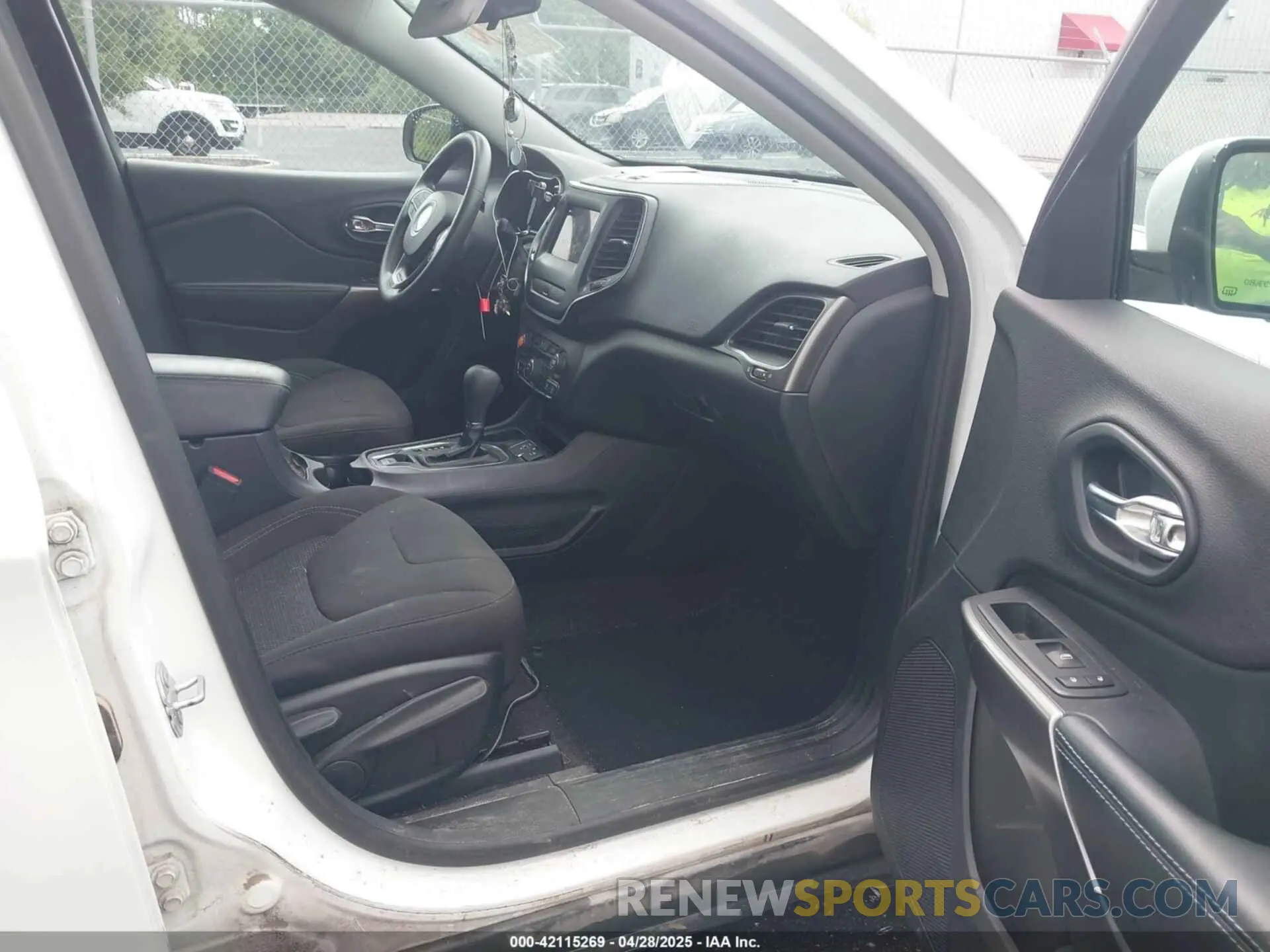 5 Фотография поврежденного автомобиля 1C4PJLCB8KD416836 JEEP CHEROKEE 2019