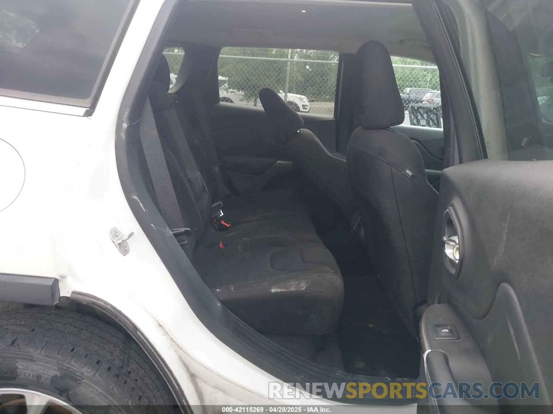 8 Фотография поврежденного автомобиля 1C4PJLCB8KD416836 JEEP CHEROKEE 2019