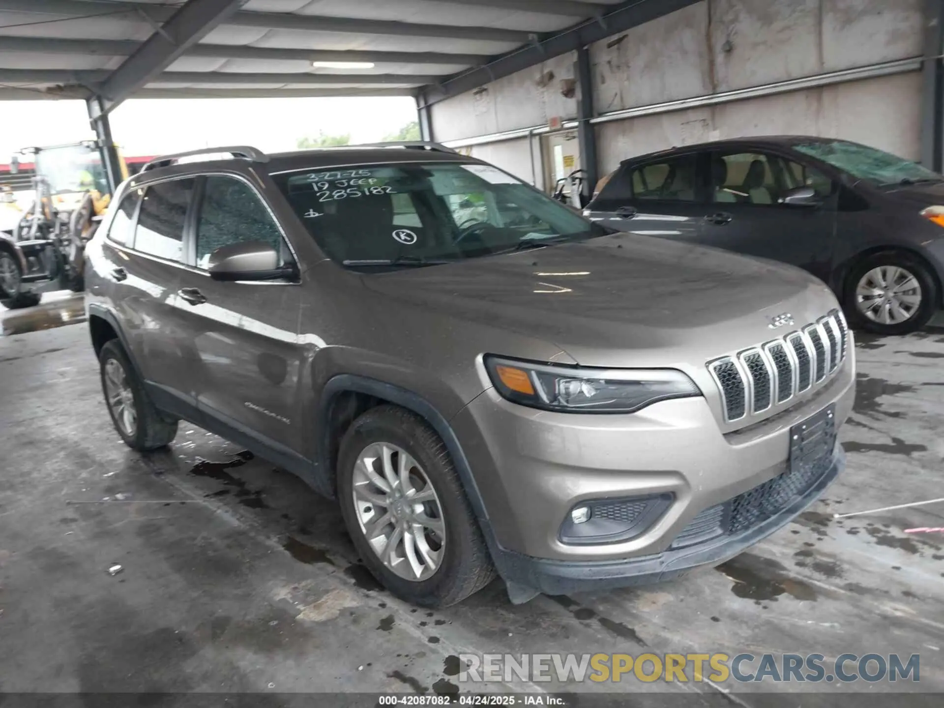 1 Photograph of a damaged car 1C4PJLCBXKD285182 JEEP CHEROKEE 2019
