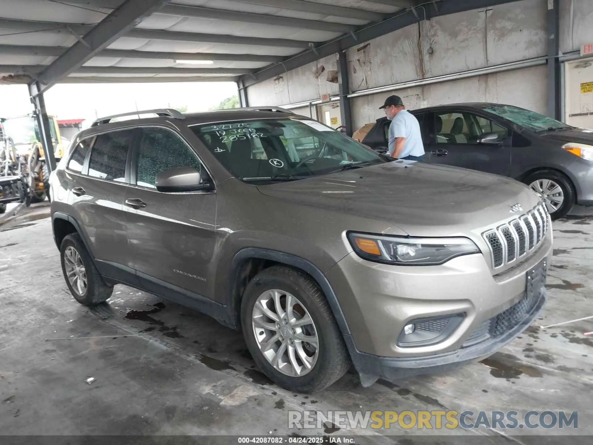 13 Photograph of a damaged car 1C4PJLCBXKD285182 JEEP CHEROKEE 2019