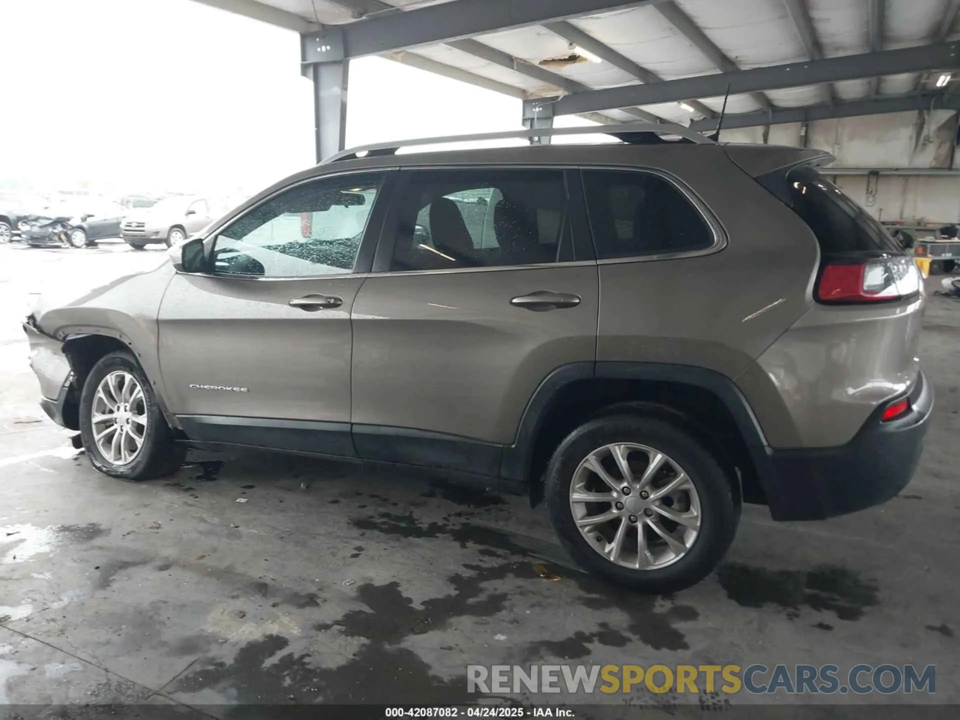 14 Photograph of a damaged car 1C4PJLCBXKD285182 JEEP CHEROKEE 2019