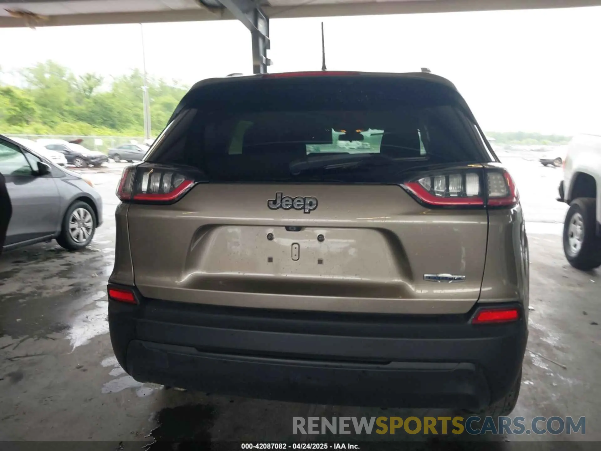 16 Photograph of a damaged car 1C4PJLCBXKD285182 JEEP CHEROKEE 2019