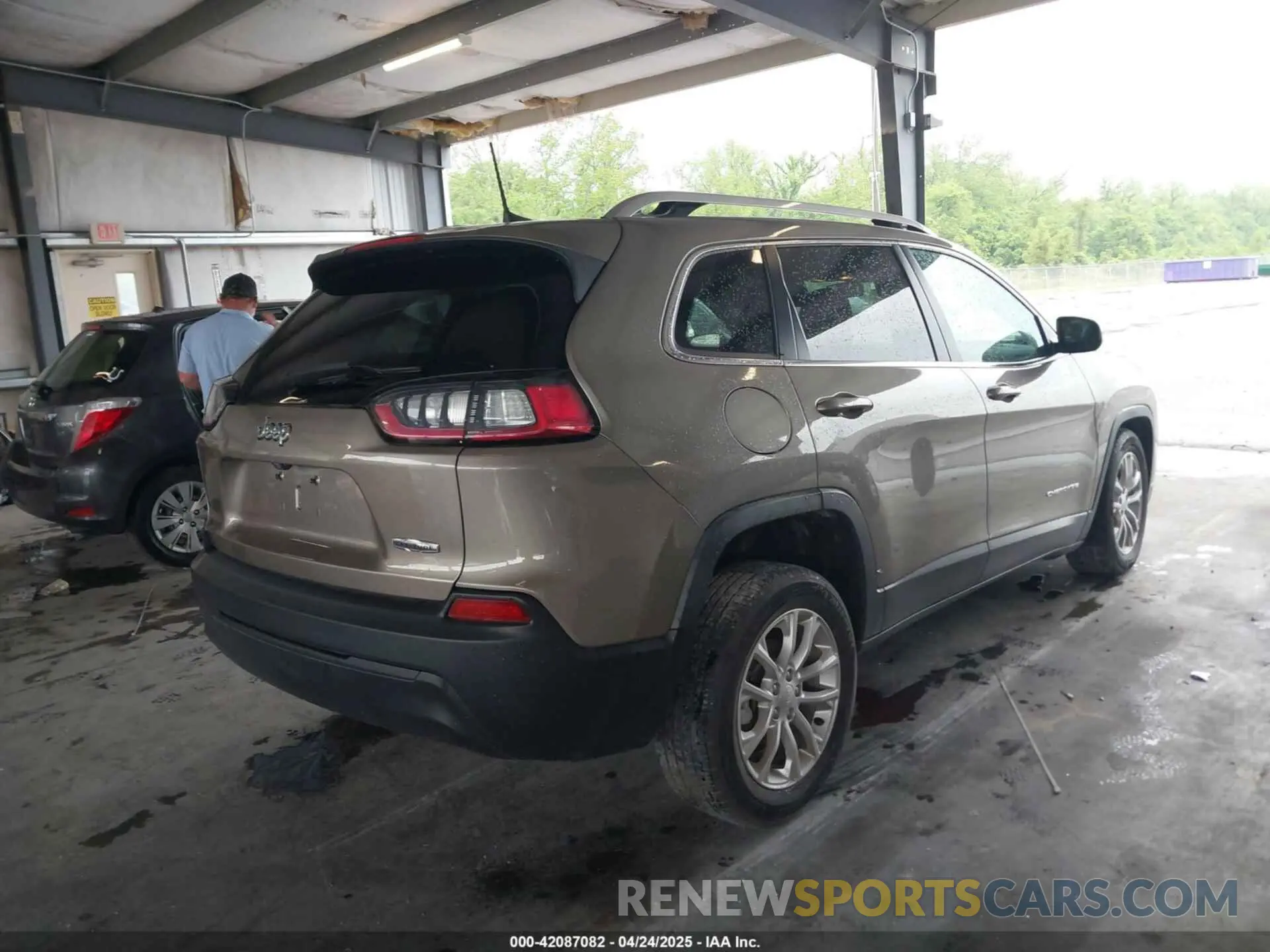 4 Photograph of a damaged car 1C4PJLCBXKD285182 JEEP CHEROKEE 2019