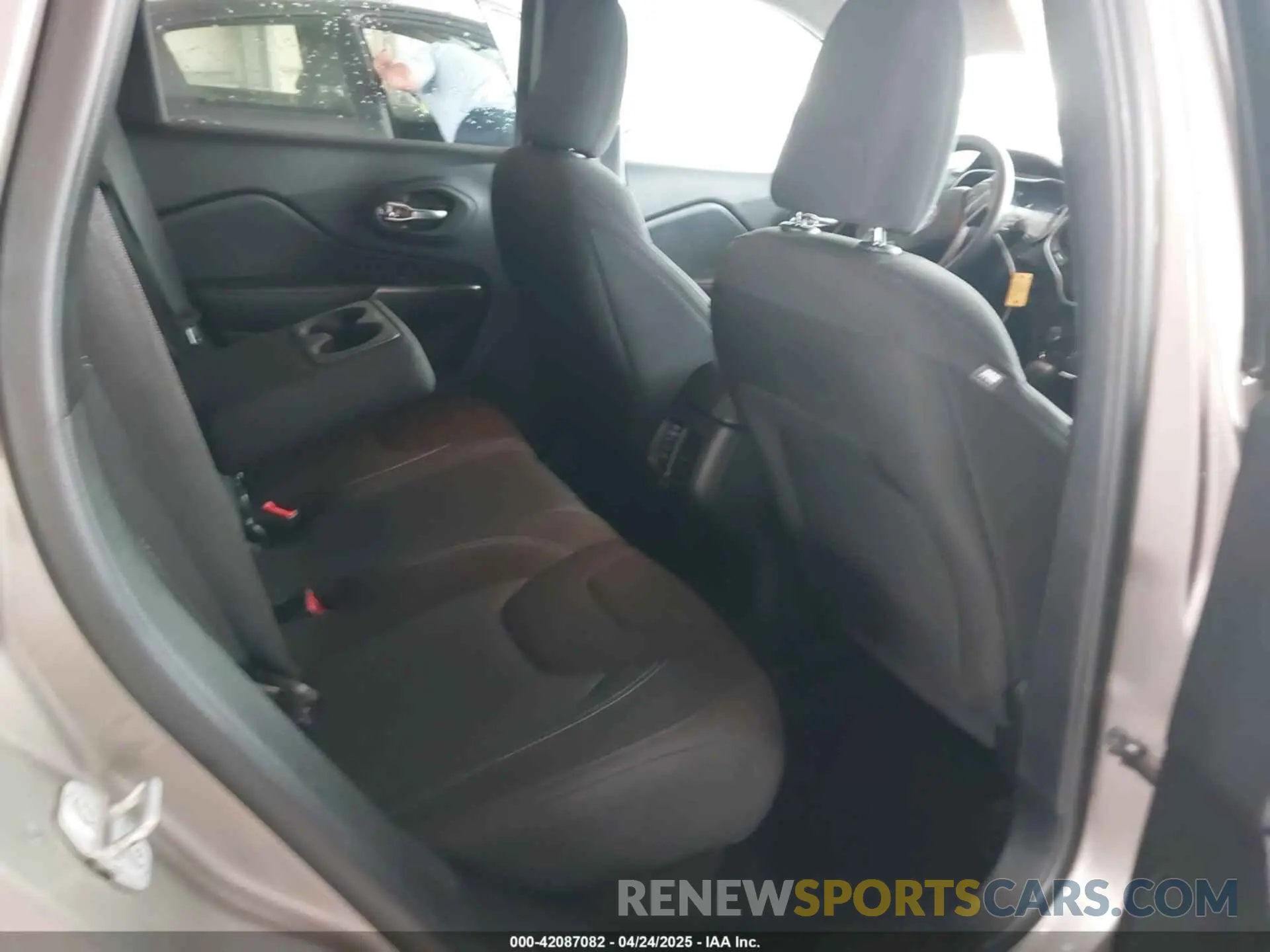 8 Photograph of a damaged car 1C4PJLCBXKD285182 JEEP CHEROKEE 2019