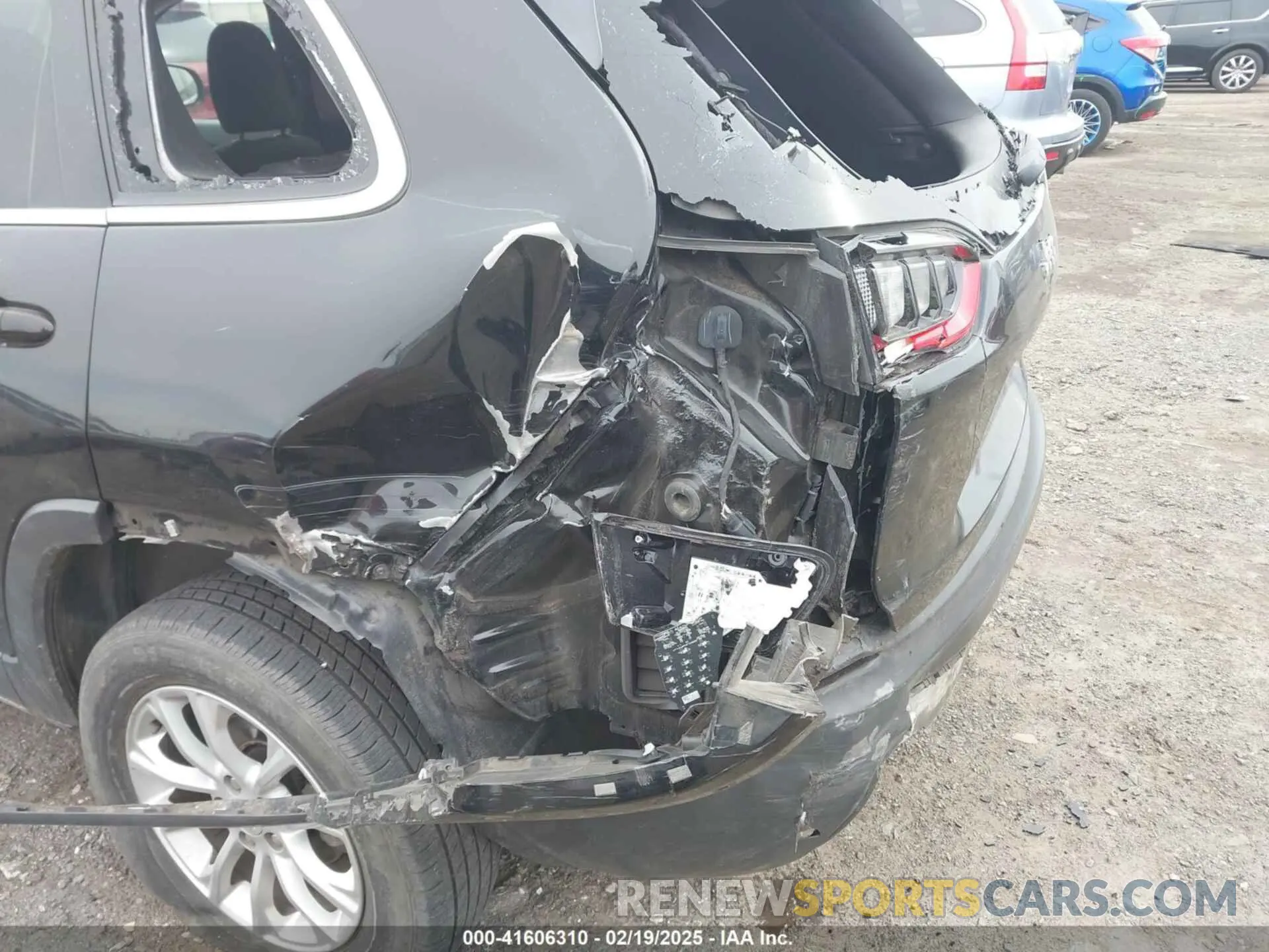 6 Photograph of a damaged car 1C4PJLCBXKD285702 JEEP CHEROKEE 2019