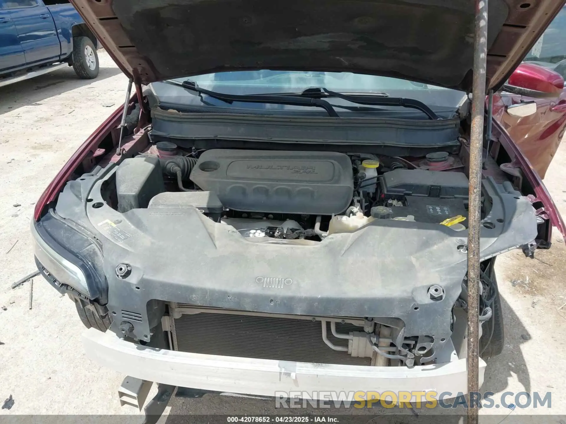 10 Photograph of a damaged car 1C4PJLCBXKD439700 JEEP CHEROKEE 2019
