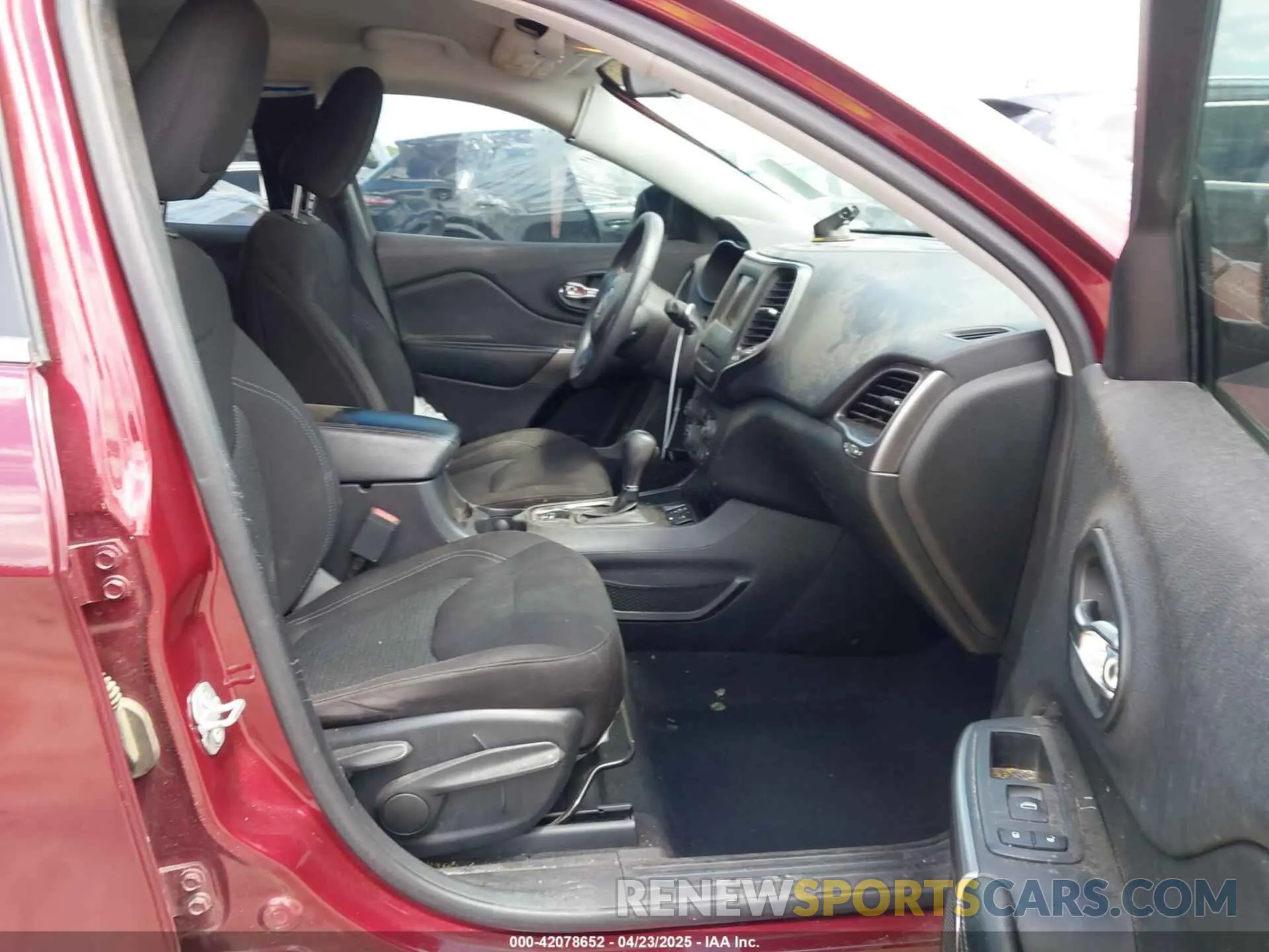 5 Photograph of a damaged car 1C4PJLCBXKD439700 JEEP CHEROKEE 2019