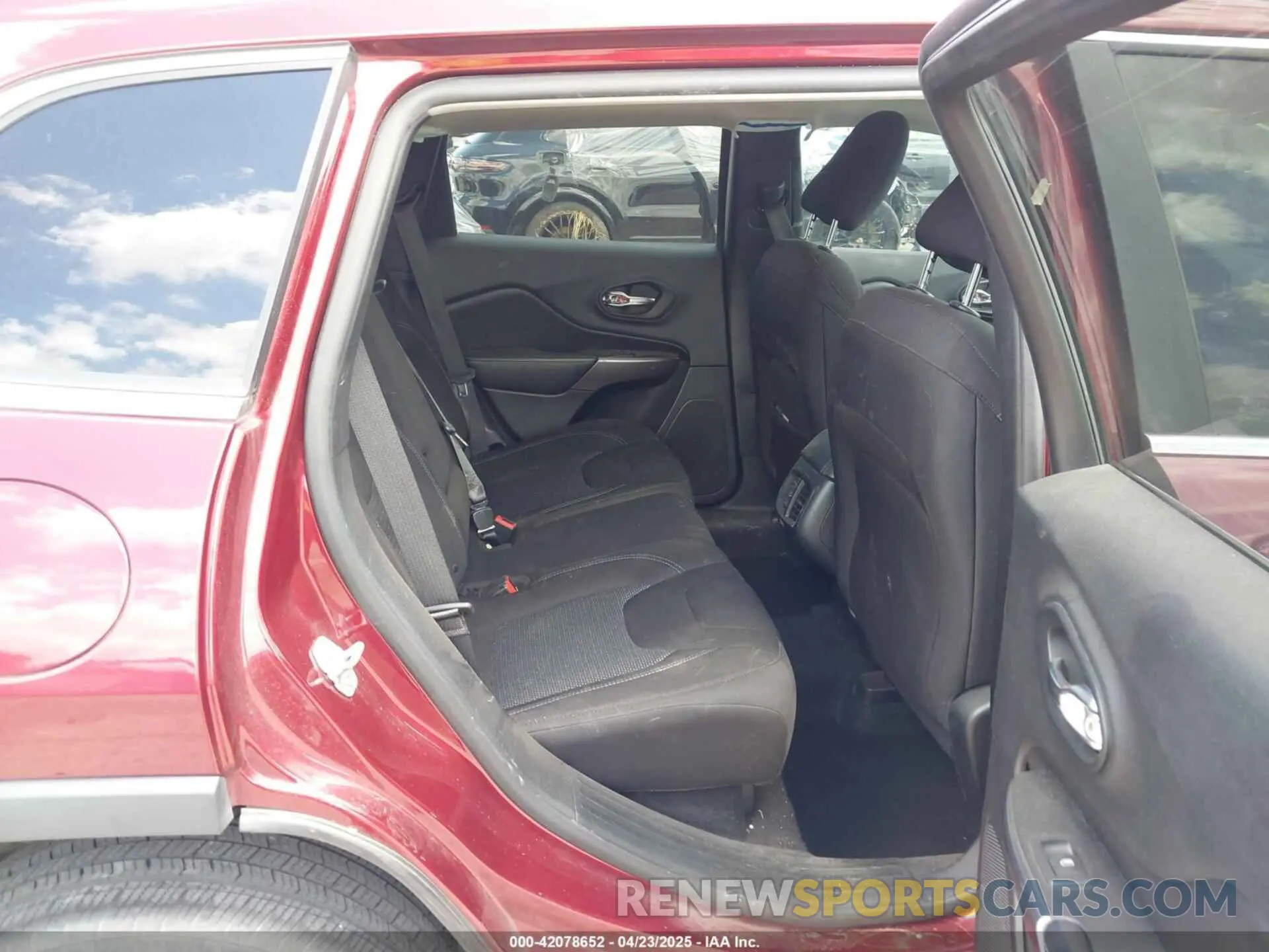 8 Photograph of a damaged car 1C4PJLCBXKD439700 JEEP CHEROKEE 2019