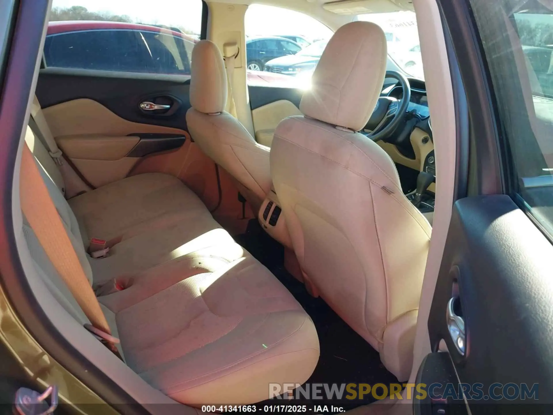 8 Photograph of a damaged car 1C4PJLCX1KD120603 JEEP CHEROKEE 2019