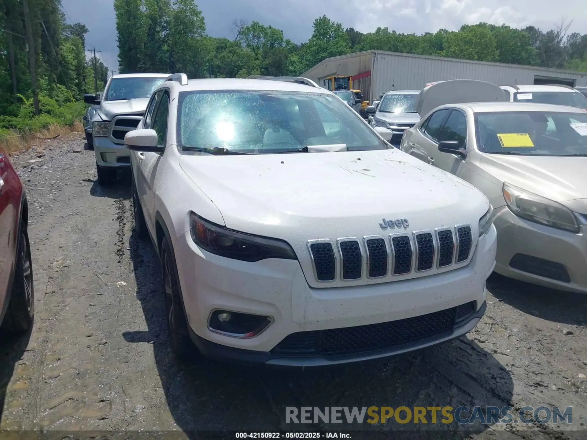 1 Photograph of a damaged car 1C4PJLDB0KD233056 JEEP CHEROKEE 2019