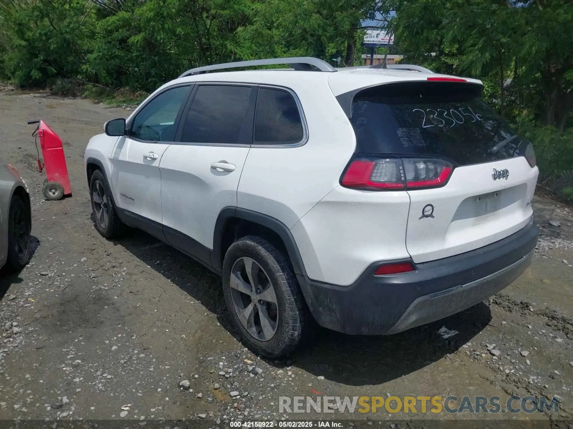 3 Photograph of a damaged car 1C4PJLDB0KD233056 JEEP CHEROKEE 2019