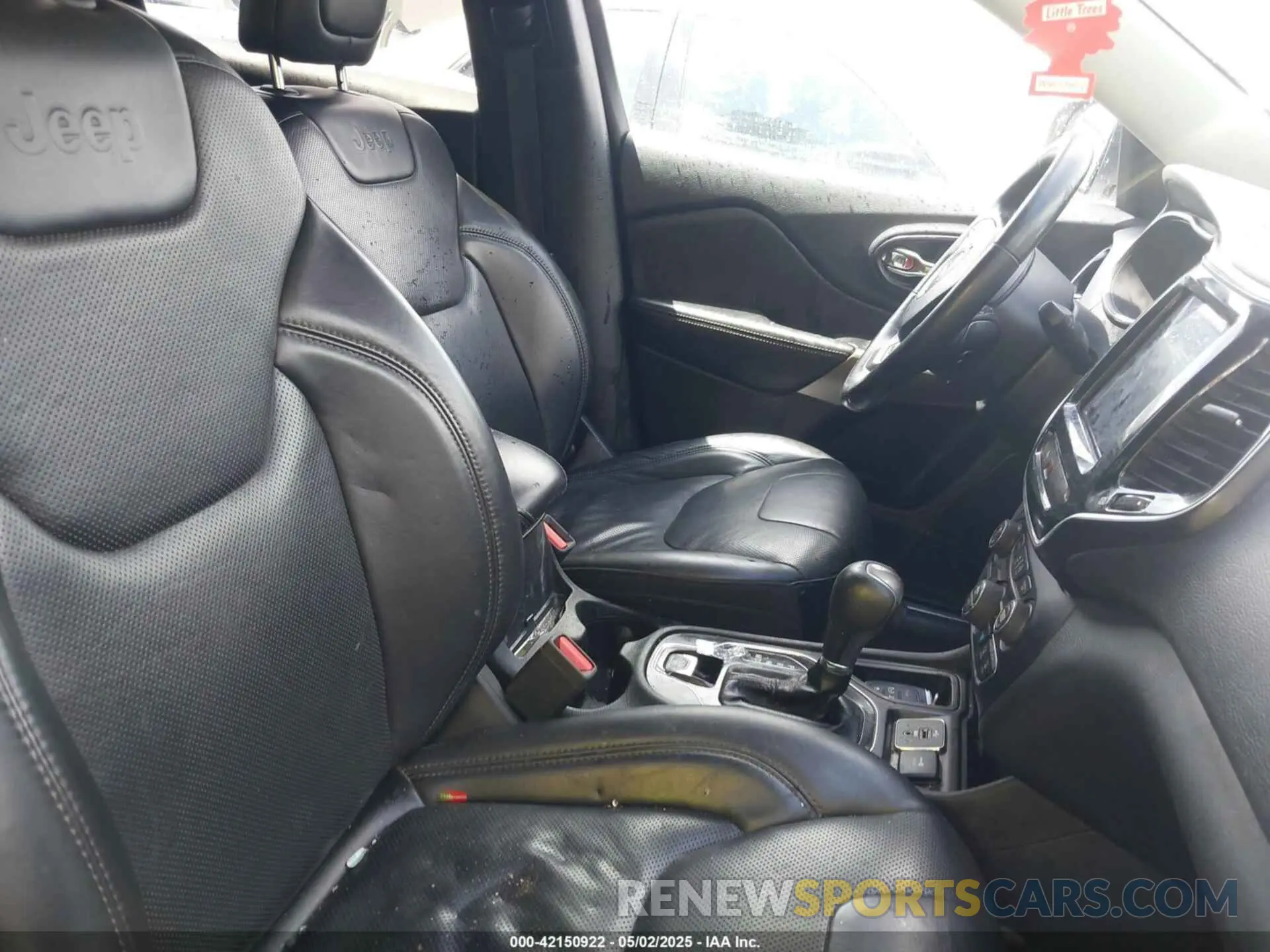 5 Photograph of a damaged car 1C4PJLDB0KD233056 JEEP CHEROKEE 2019