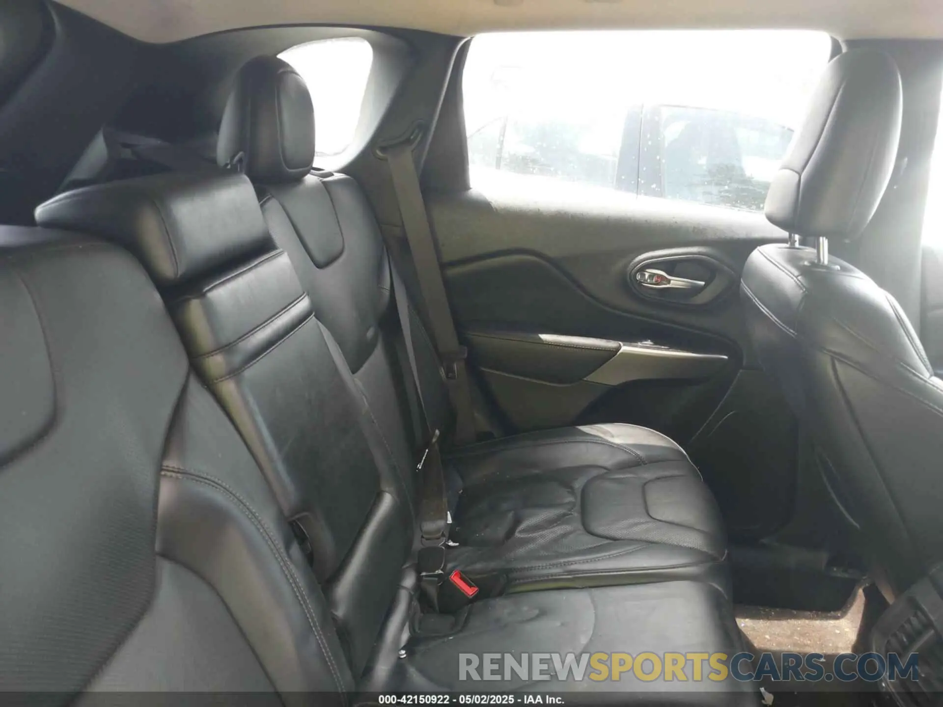 8 Photograph of a damaged car 1C4PJLDB0KD233056 JEEP CHEROKEE 2019