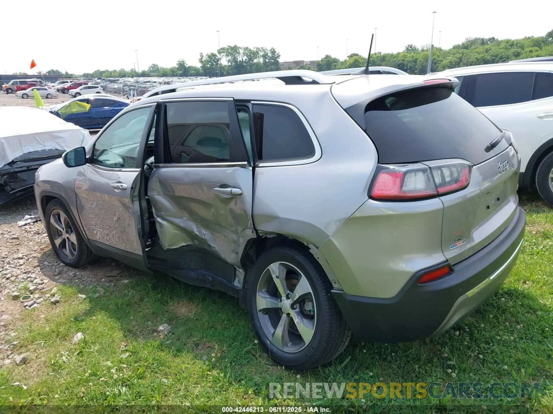 14 Photograph of a damaged car 1C4PJLDB0KD396631 JEEP CHEROKEE 2019