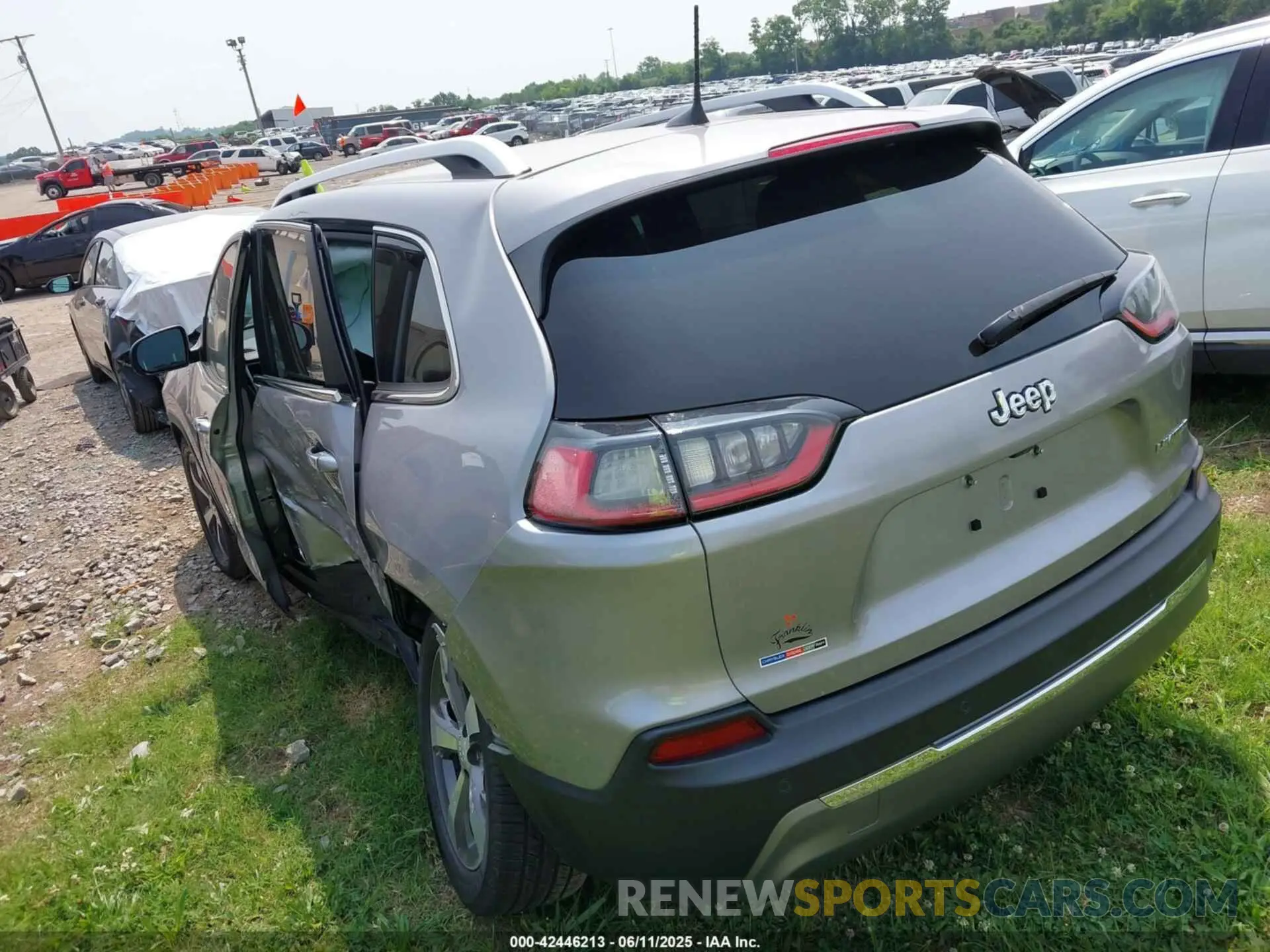 3 Photograph of a damaged car 1C4PJLDB0KD396631 JEEP CHEROKEE 2019