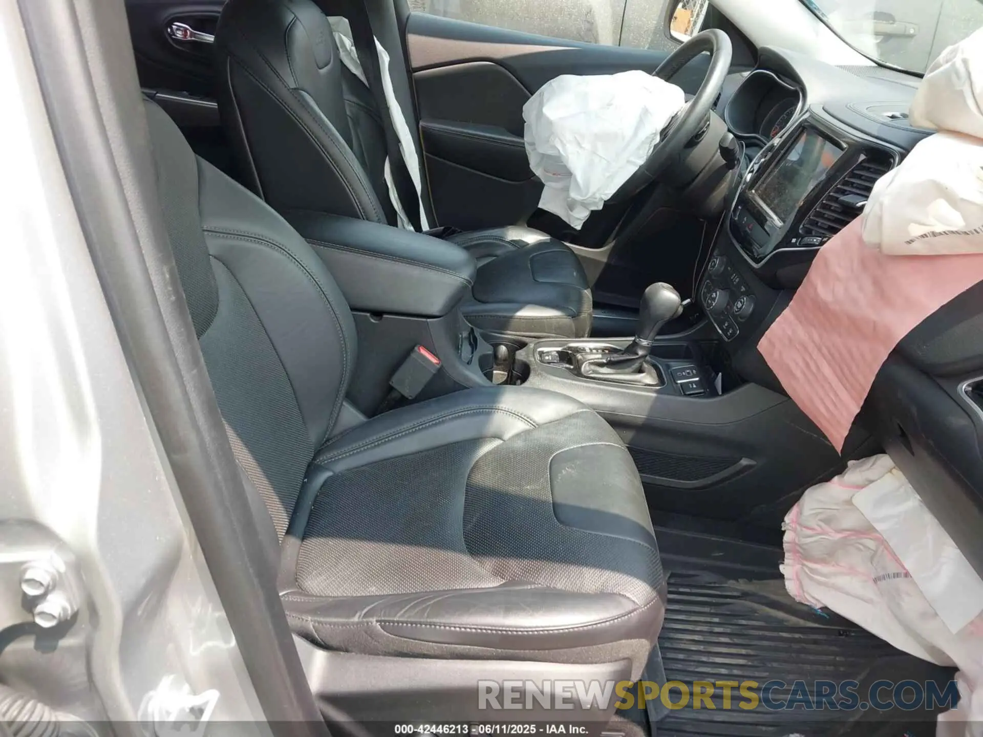 5 Photograph of a damaged car 1C4PJLDB0KD396631 JEEP CHEROKEE 2019