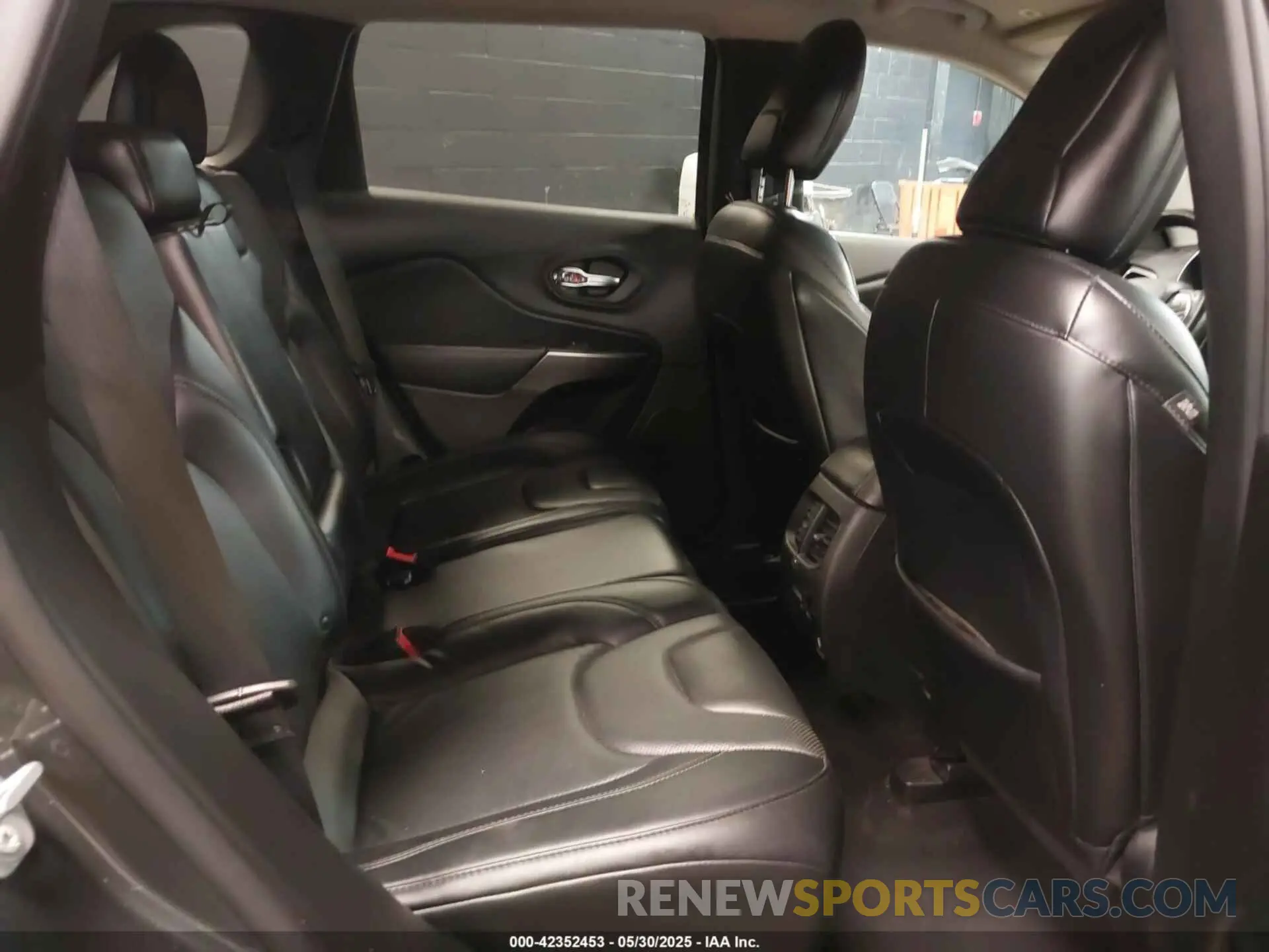 8 Photograph of a damaged car 1C4PJLDB0KD427571 JEEP CHEROKEE 2019