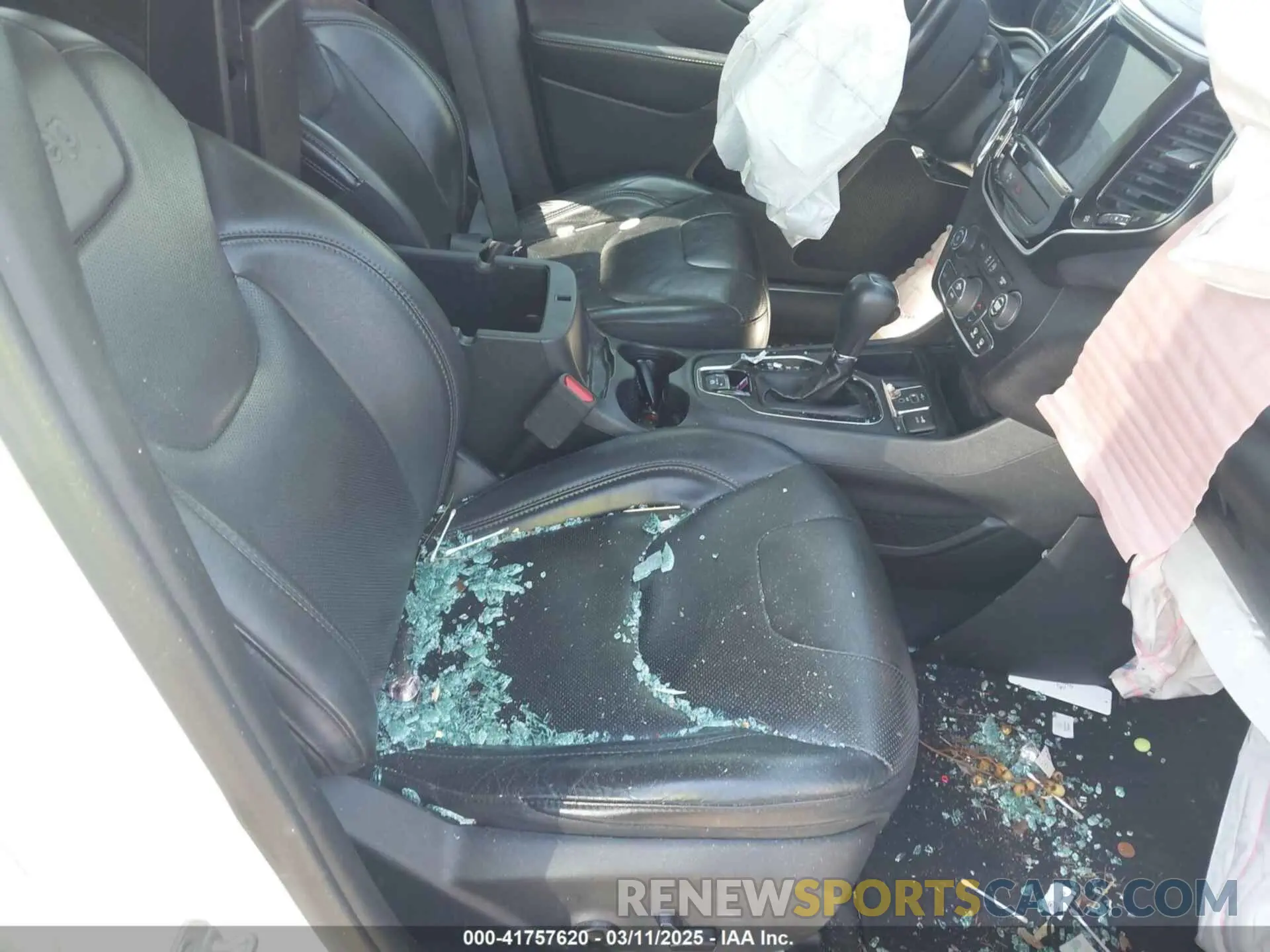 5 Photograph of a damaged car 1C4PJLDB1KD302241 JEEP CHEROKEE 2019