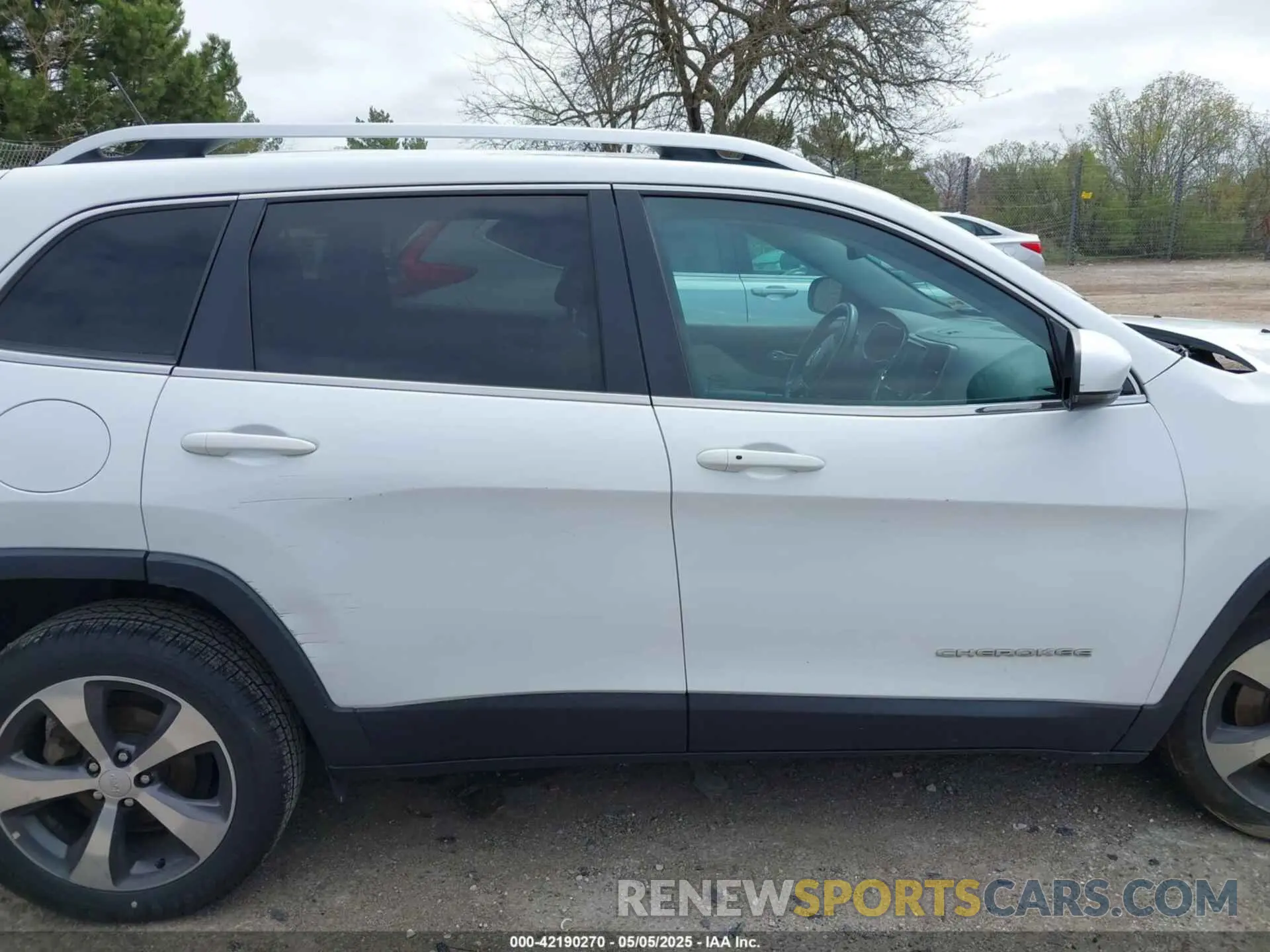 13 Photograph of a damaged car 1C4PJLDB1KD387310 JEEP CHEROKEE 2019