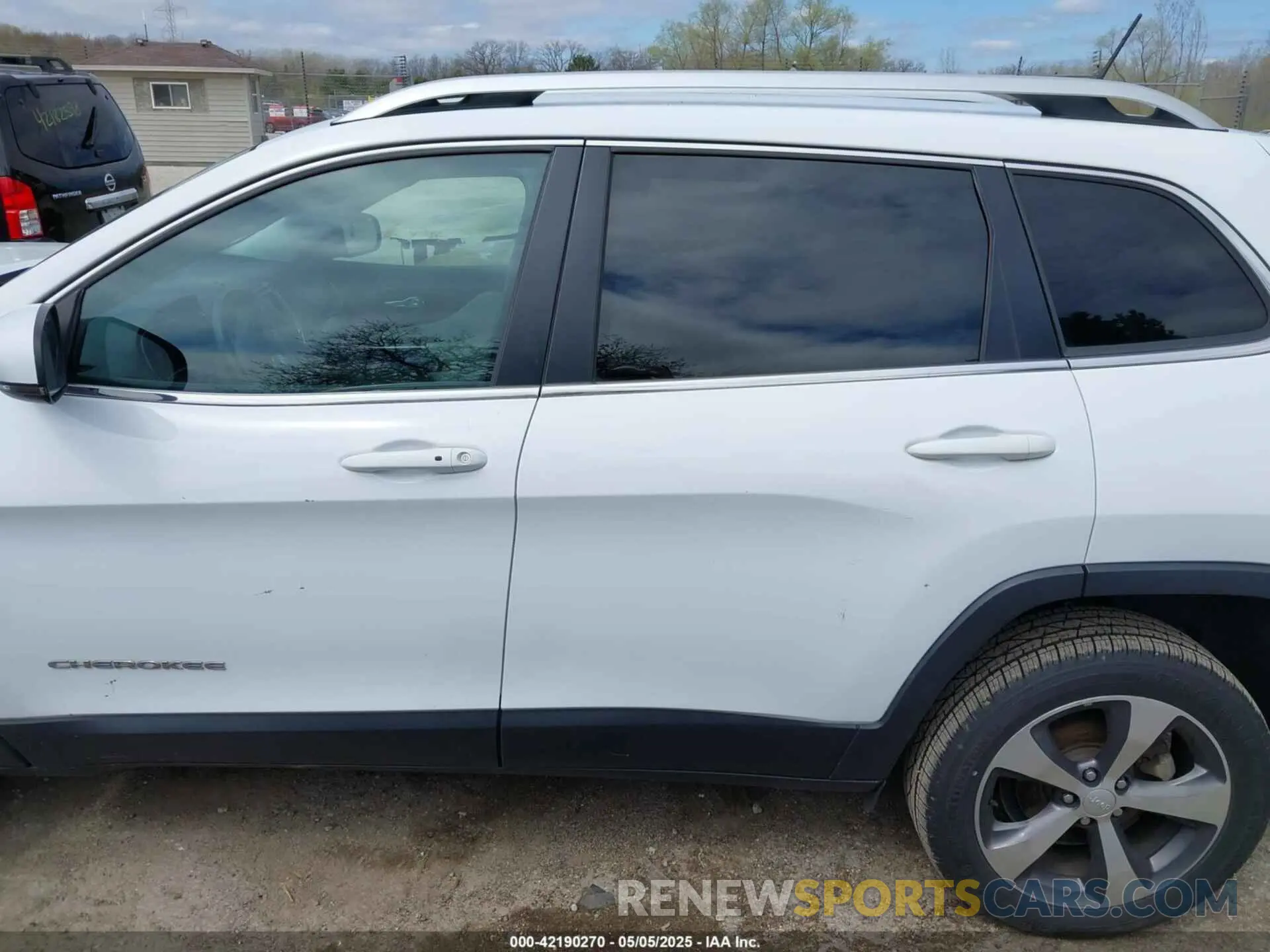 14 Photograph of a damaged car 1C4PJLDB1KD387310 JEEP CHEROKEE 2019