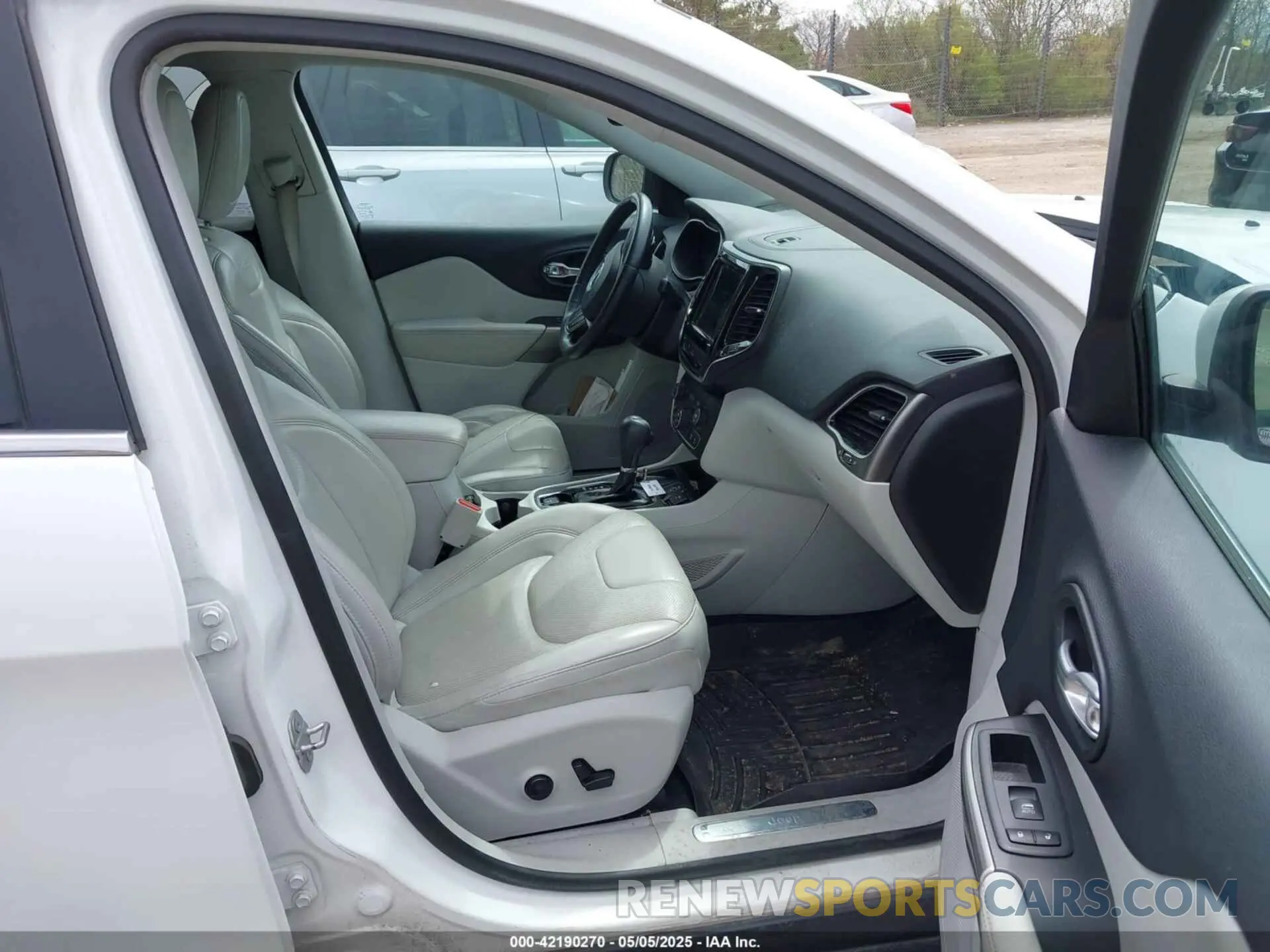 5 Photograph of a damaged car 1C4PJLDB1KD387310 JEEP CHEROKEE 2019
