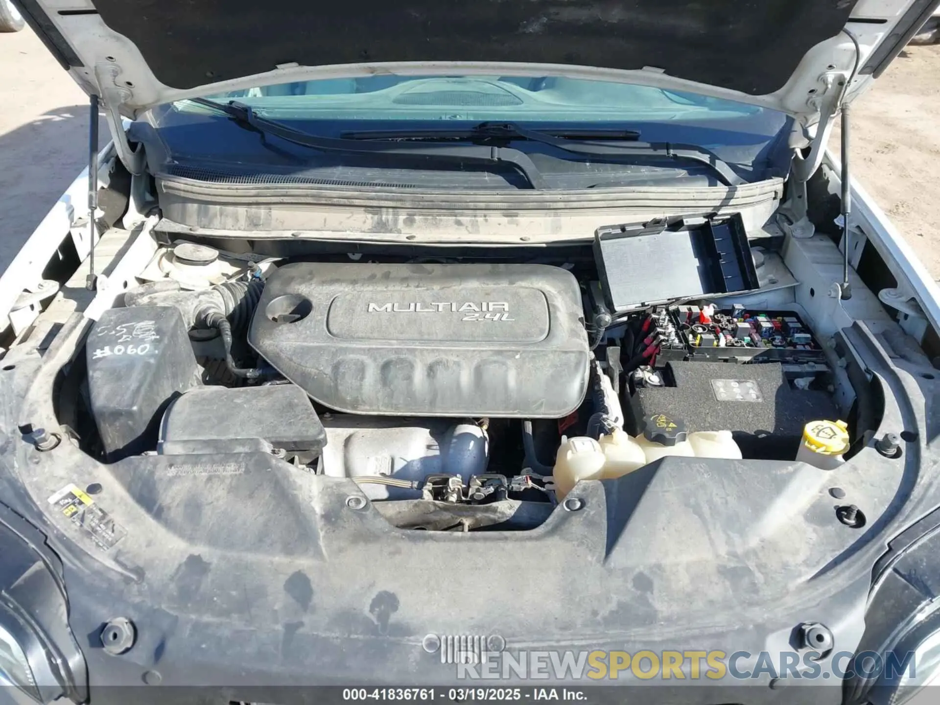 10 Photograph of a damaged car 1C4PJLDB4KD172228 JEEP CHEROKEE 2019