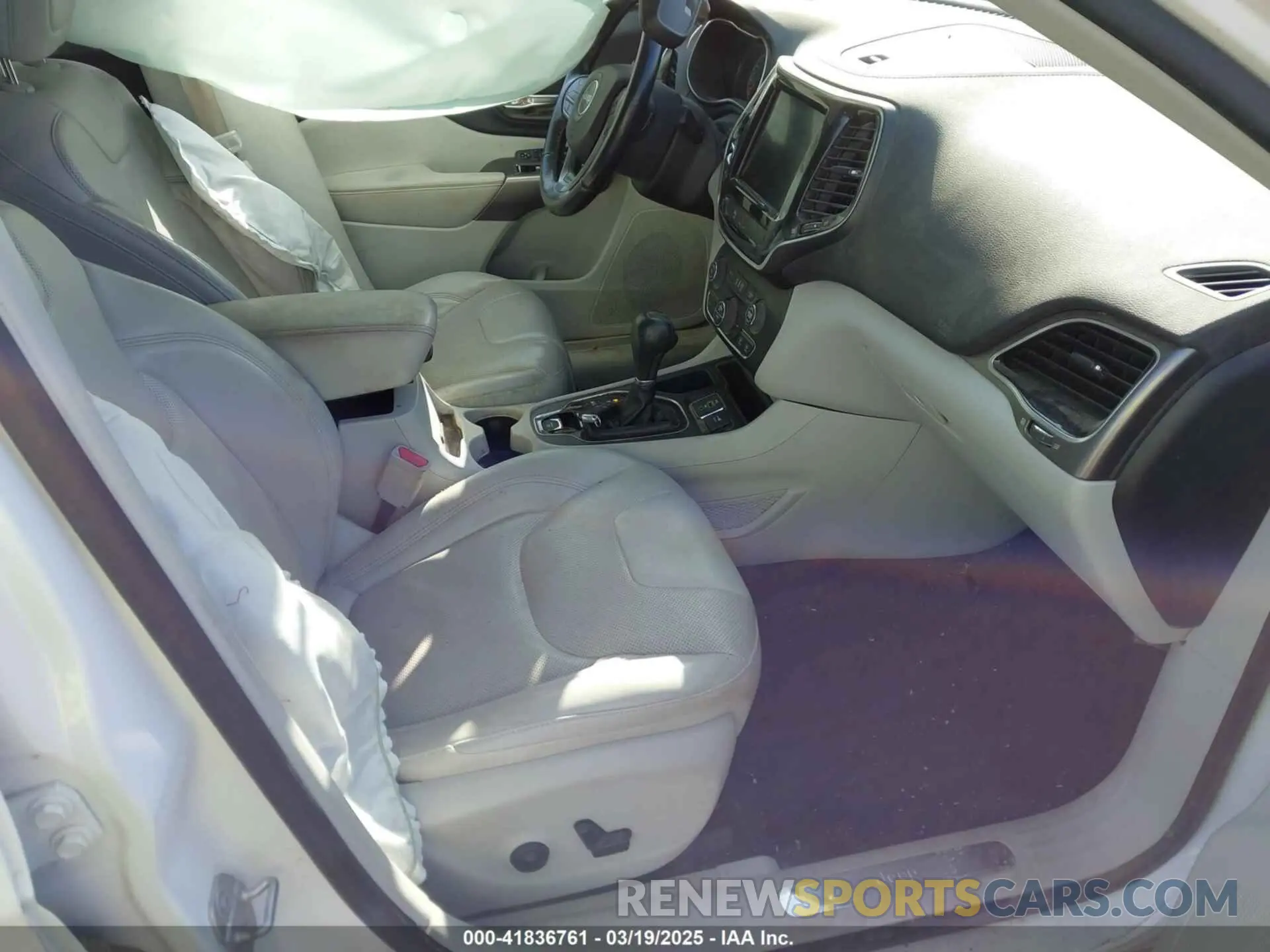 5 Photograph of a damaged car 1C4PJLDB4KD172228 JEEP CHEROKEE 2019