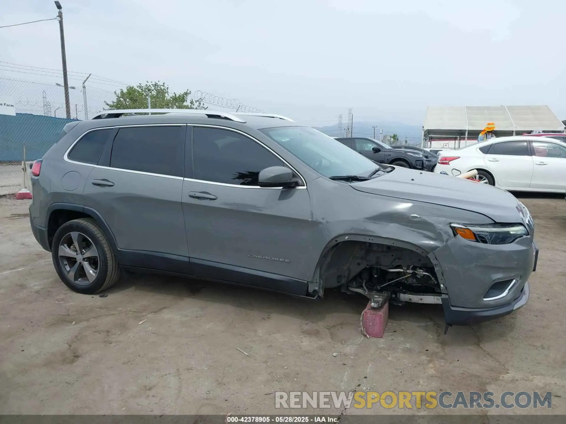 14 Photograph of a damaged car 1C4PJLDB4KD365690 JEEP CHEROKEE 2019