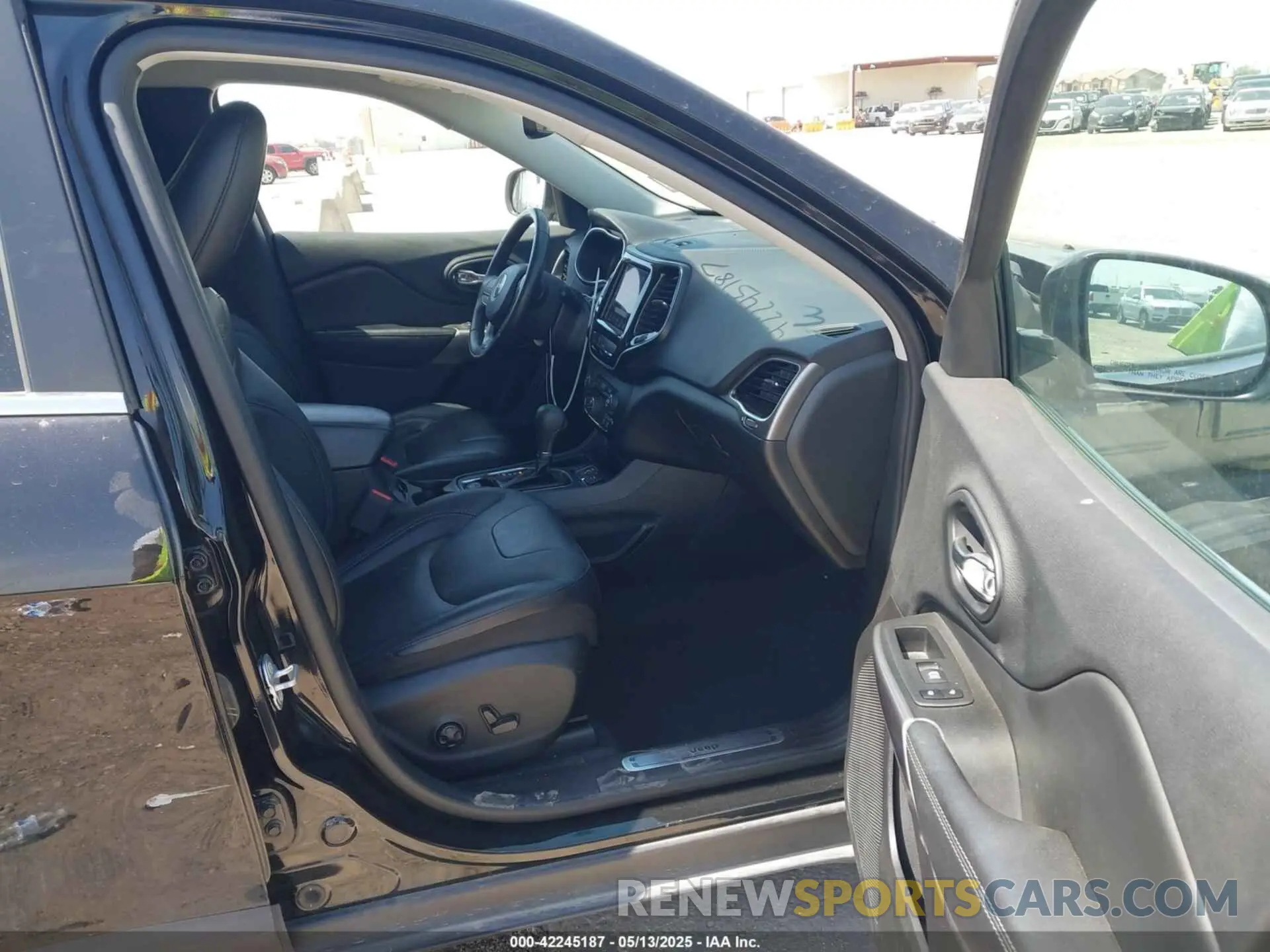 5 Photograph of a damaged car 1C4PJLDB5KD469816 JEEP CHEROKEE 2019