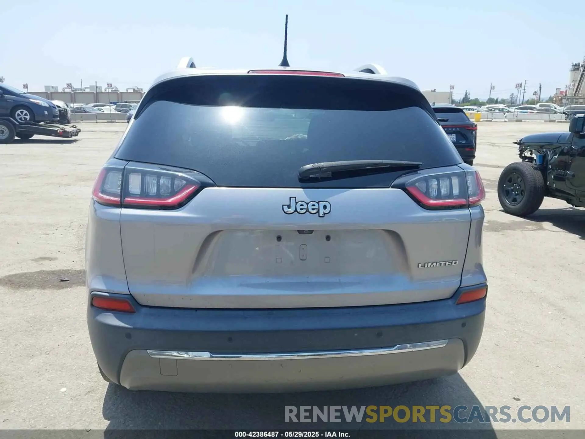 16 Photograph of a damaged car 1C4PJLDB7KD207845 JEEP CHEROKEE 2019