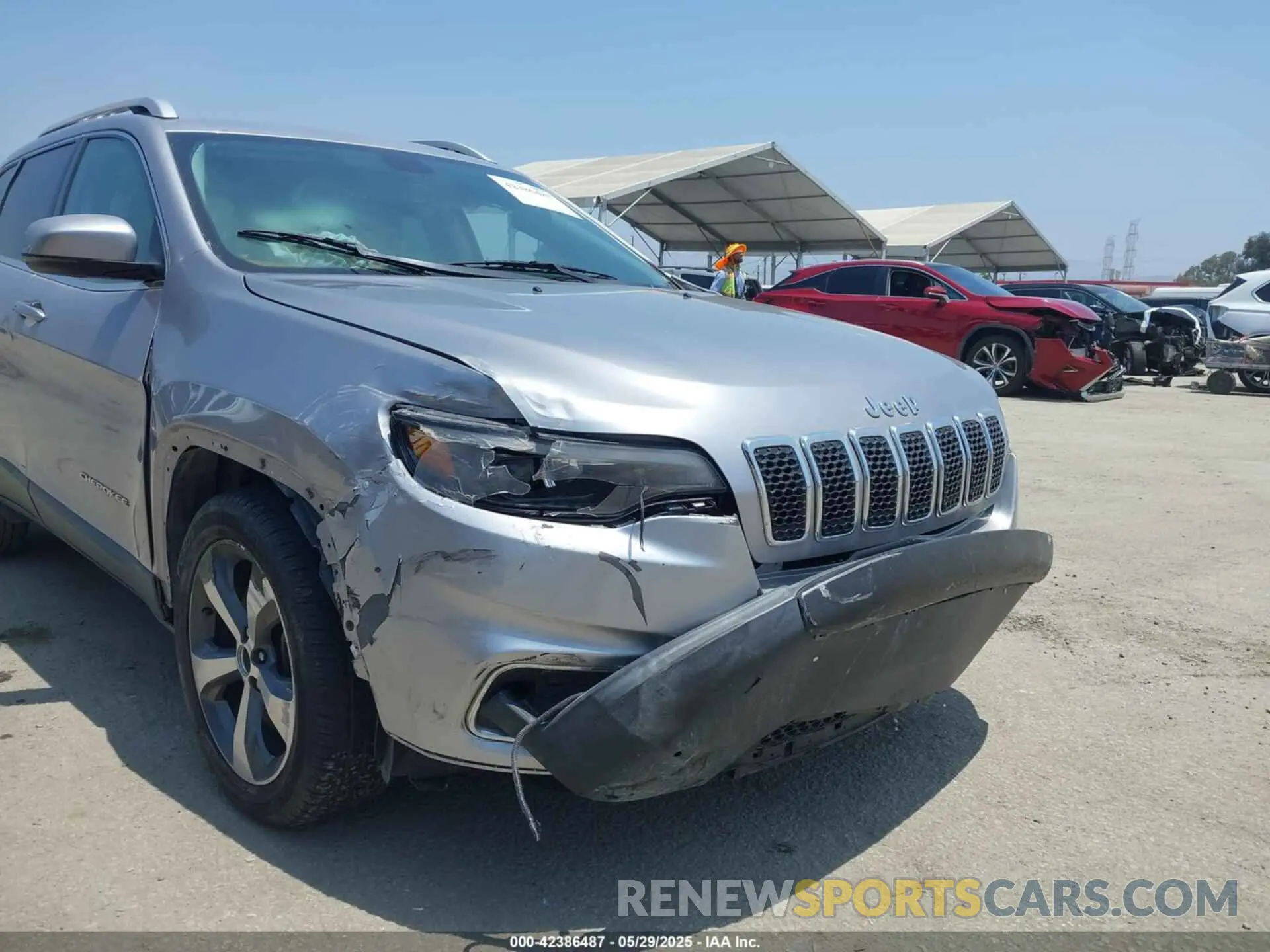 17 Photograph of a damaged car 1C4PJLDB7KD207845 JEEP CHEROKEE 2019