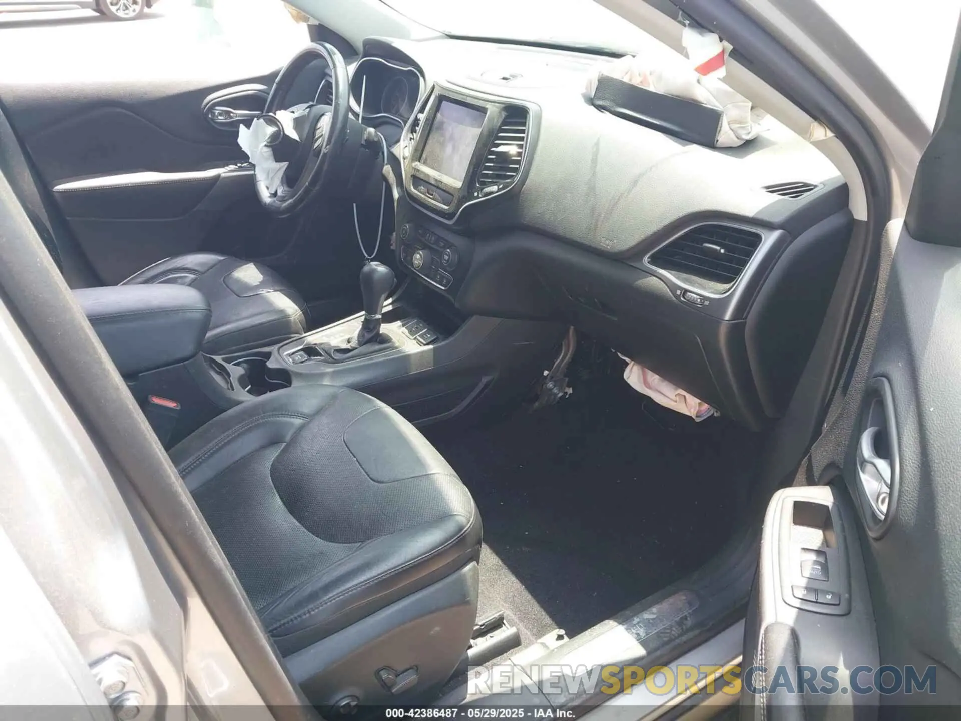 5 Photograph of a damaged car 1C4PJLDB7KD207845 JEEP CHEROKEE 2019