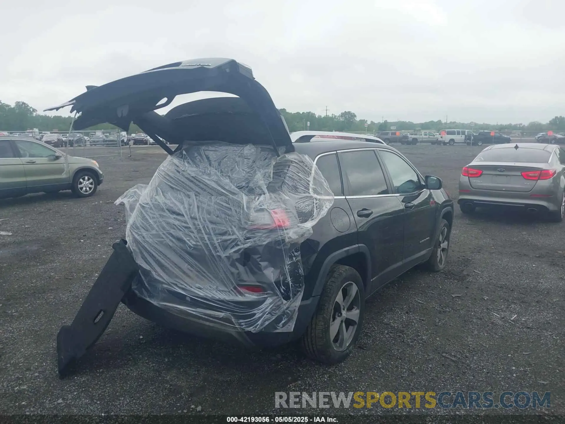 4 Photograph of a damaged car 1C4PJLDB8KD387272 JEEP CHEROKEE 2019