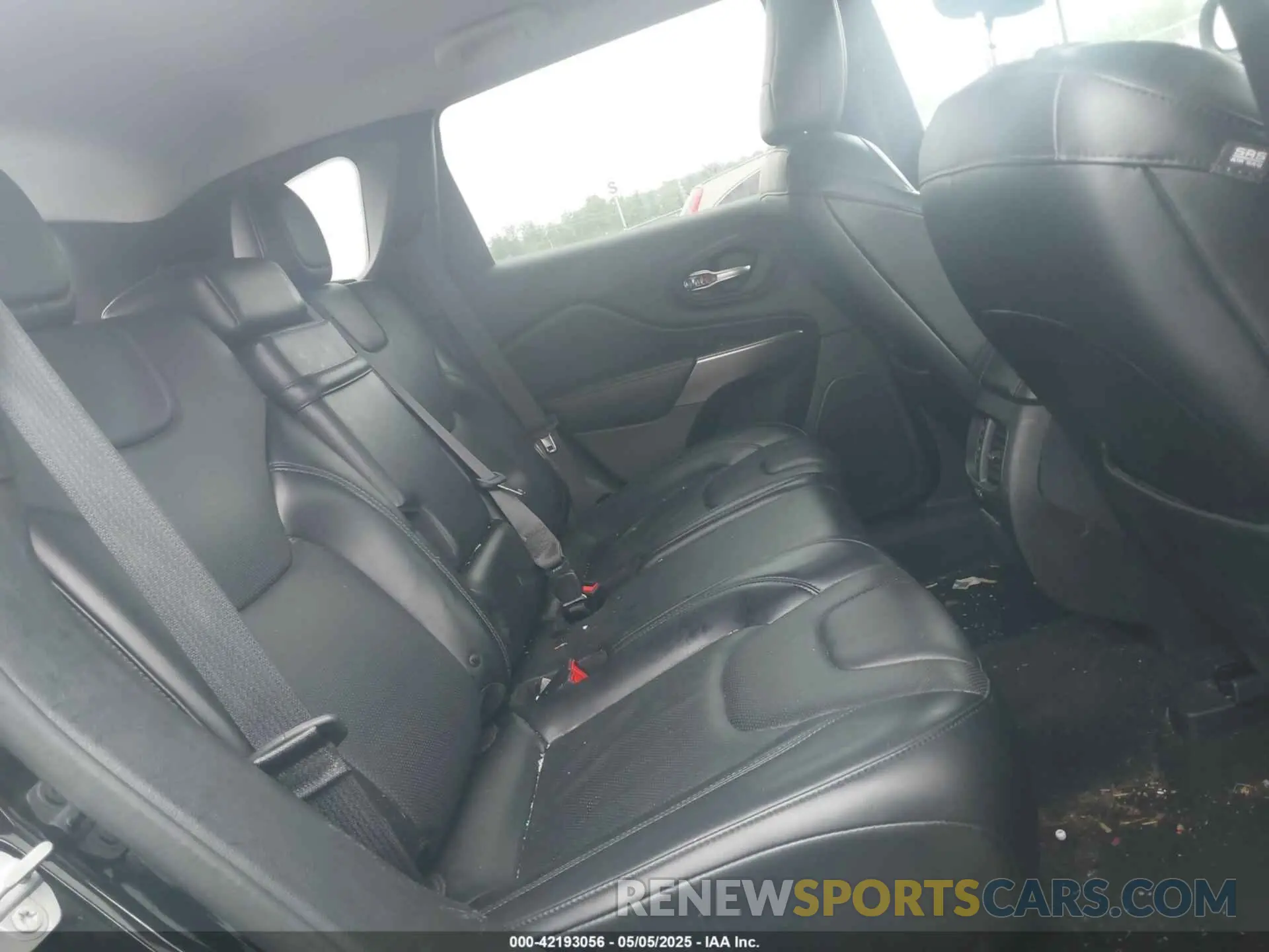 8 Photograph of a damaged car 1C4PJLDB8KD387272 JEEP CHEROKEE 2019