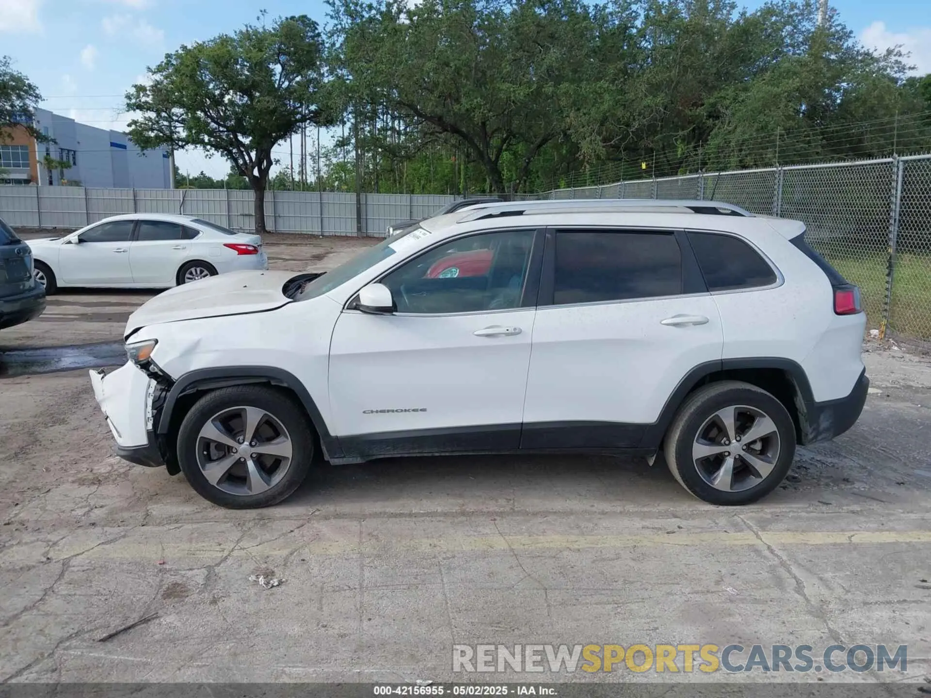 13 Photograph of a damaged car 1C4PJLDB9KD381271 JEEP CHEROKEE 2019