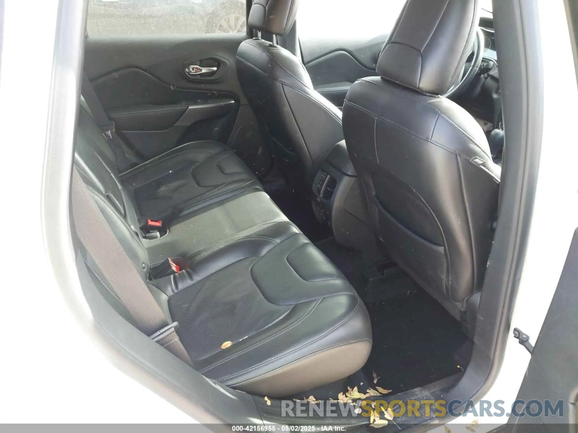 8 Photograph of a damaged car 1C4PJLDB9KD381271 JEEP CHEROKEE 2019