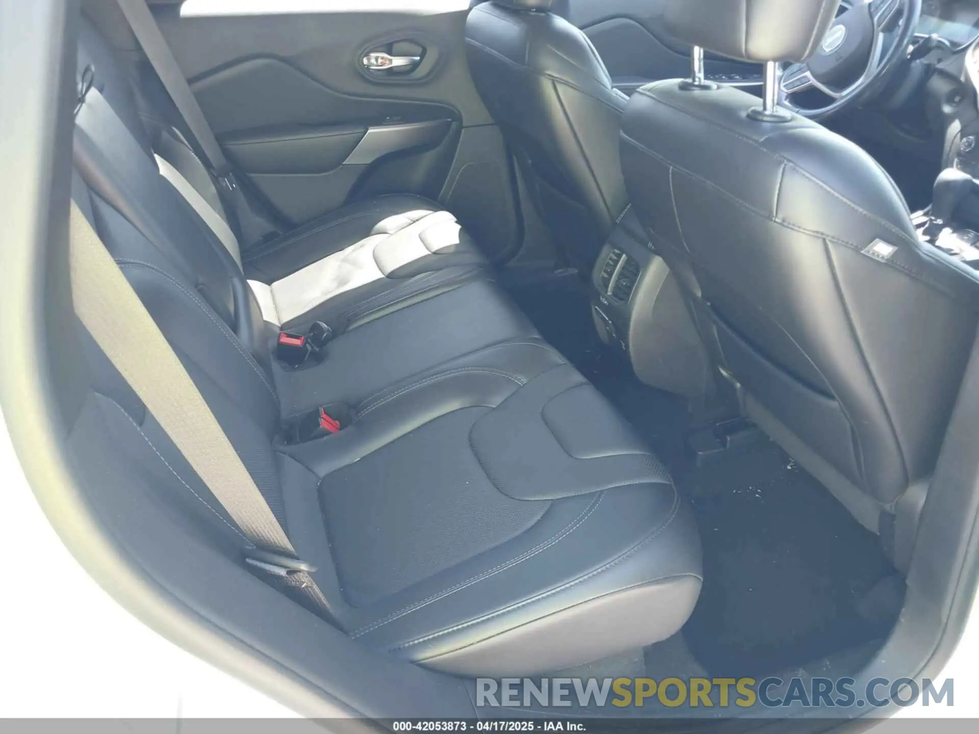 8 Photograph of a damaged car 1C4PJLDBXKD488264 JEEP CHEROKEE 2019