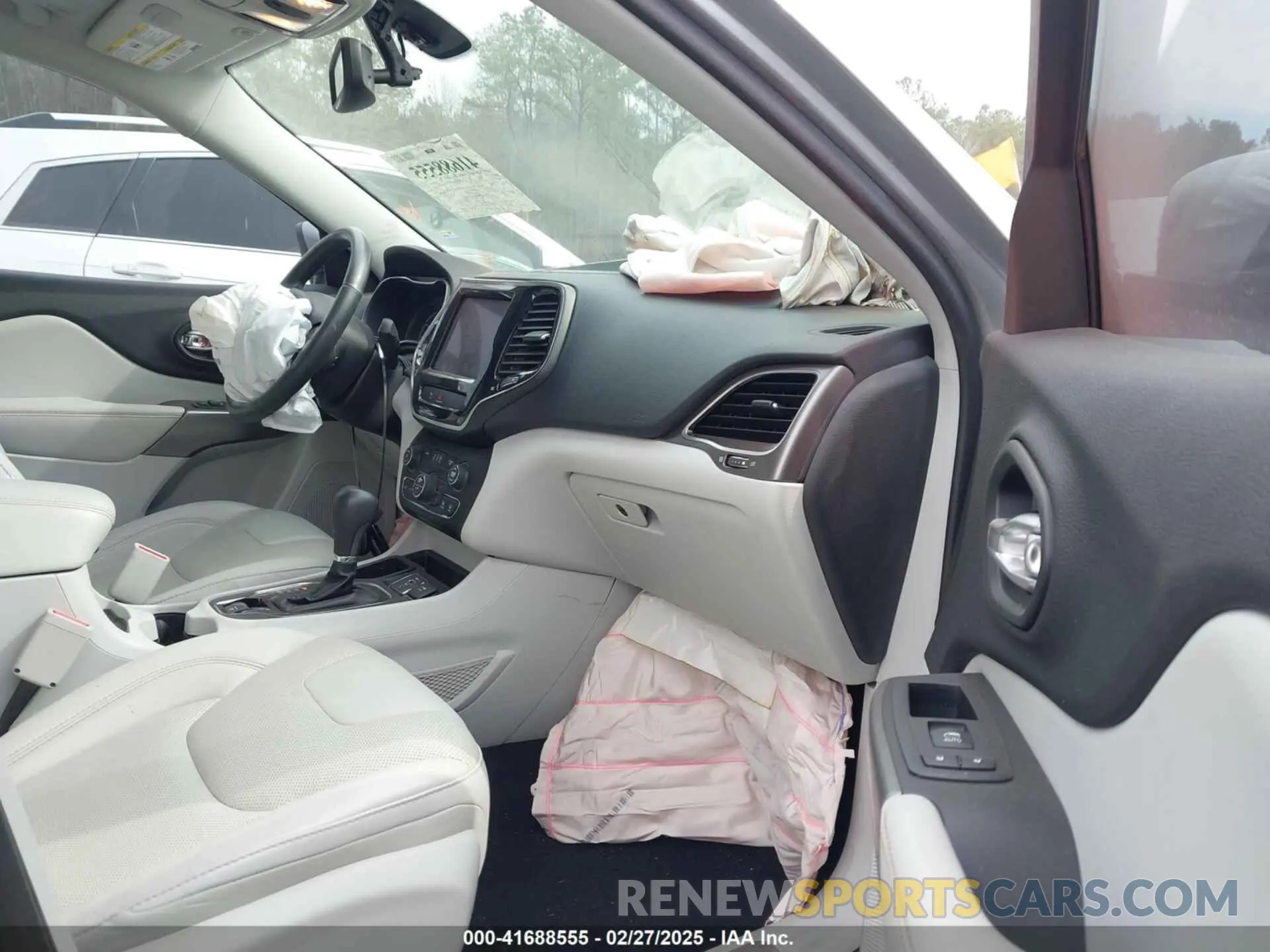 5 Photograph of a damaged car 1C4PJLDN0KD300846 JEEP CHEROKEE 2019