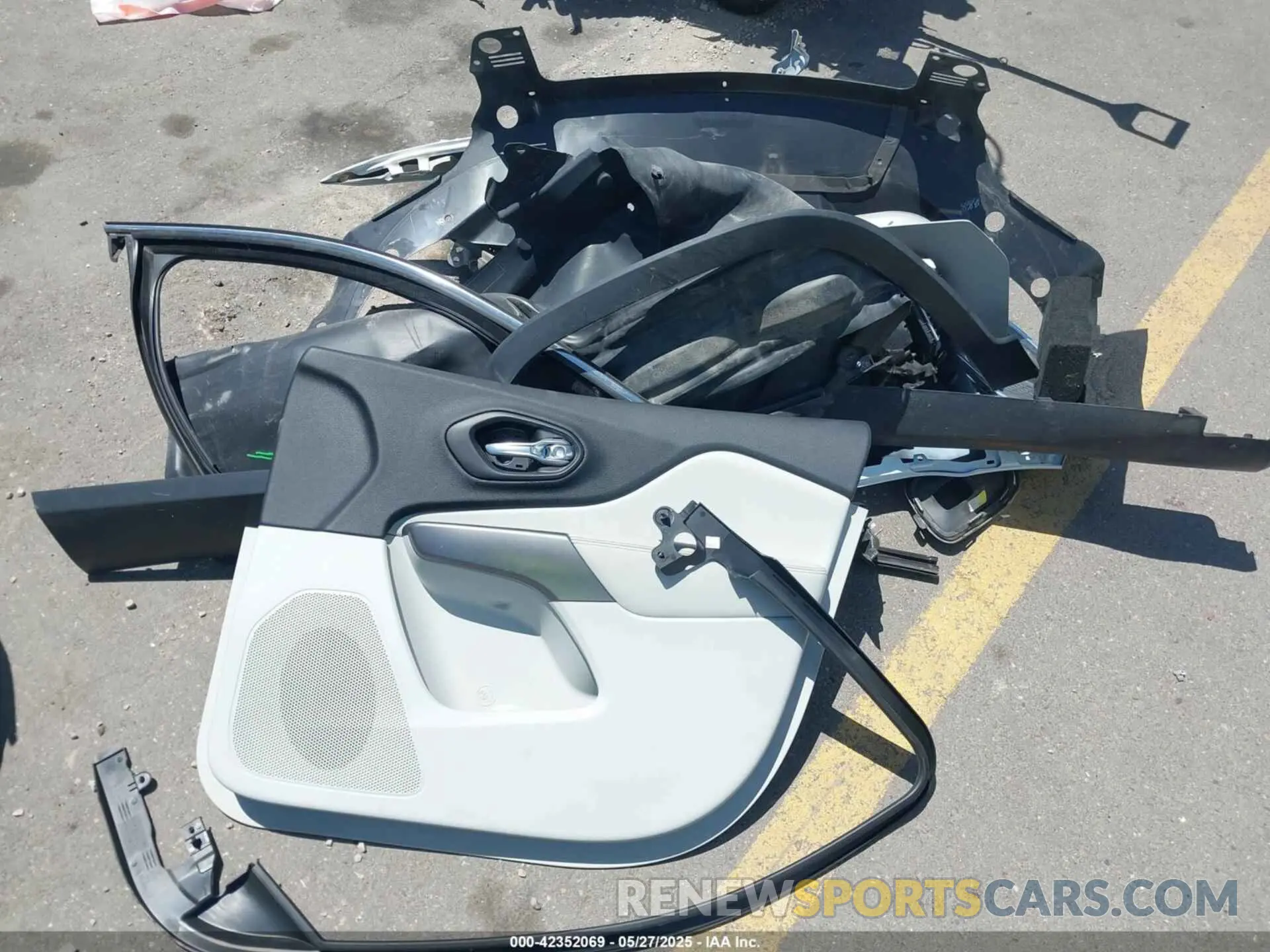 12 Photograph of a damaged car 1C4PJLDX1KD111513 JEEP CHEROKEE 2019