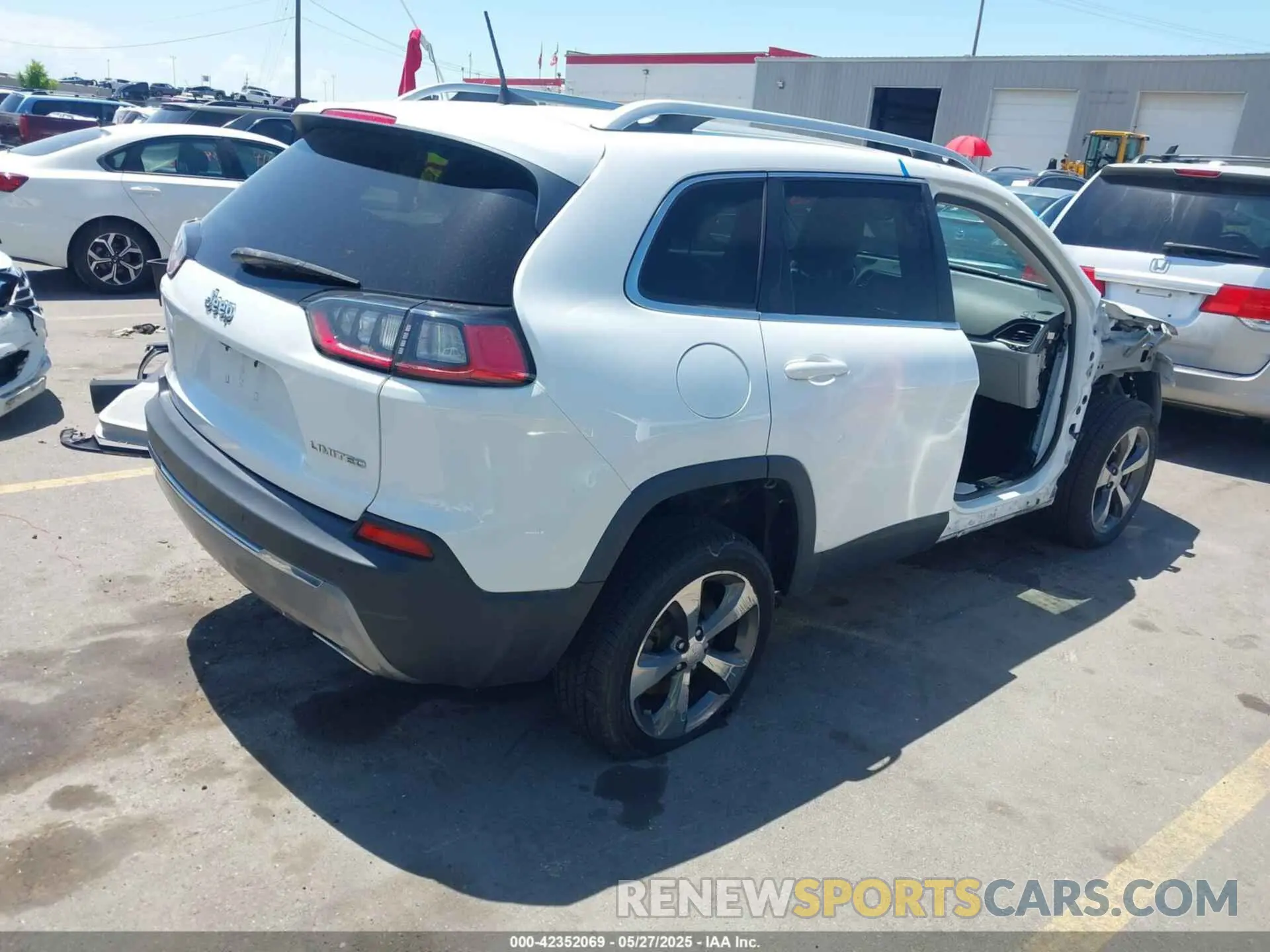 4 Photograph of a damaged car 1C4PJLDX1KD111513 JEEP CHEROKEE 2019